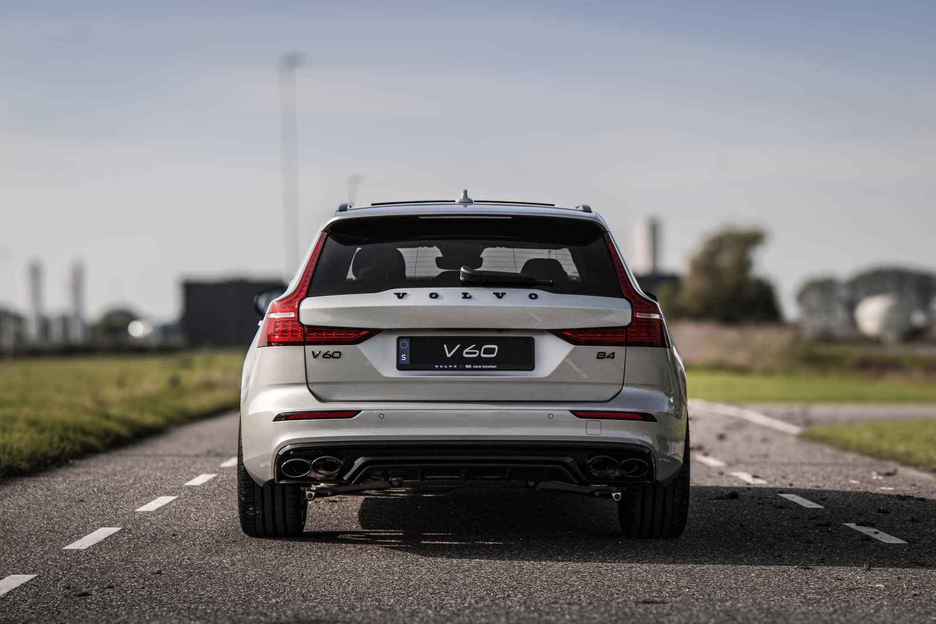 Volvo V60 B4 AUT7 197PK Plus Dark, Exterieur Styling Kit, HEICO 21 inch velgen, HEICO diffusor, HEICO sportuitlaat met klepbediening, HEICO sportvering, HEICO voorspoiler, Volvo embleem en model/typeaanduiding in hoogglans zwart, Extra getint glas achter, Power Seats, Google Services, Elektrisch glazen schuif-/kanteldak, Harman/Kardon Premium geluidssysteem, Sportstoelen, Keyless Entry, Verwarmbare voorstoelen, Stuurwielverwarming - 4/40