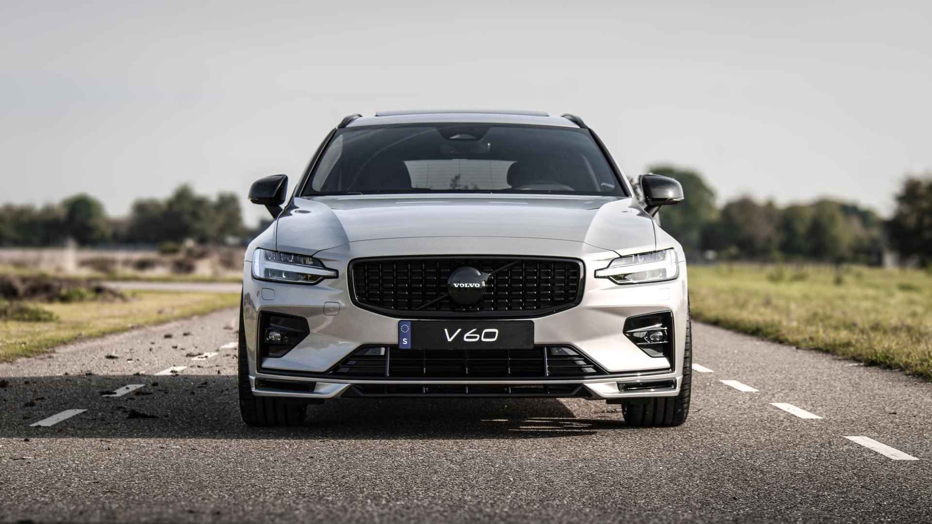 Volvo V60 B4 AUT7 197PK Plus Dark, Exterieur Styling Kit, HEICO 21 inch velgen, HEICO diffusor, HEICO sportuitlaat met klepbediening, HEICO sportvering, HEICO voorspoiler, Volvo embleem en model/typeaanduiding in hoogglans zwart, Extra getint glas achter, Power Seats, Google Services, Elektrisch glazen schuif-/kanteldak, Harman/Kardon Premium geluidssysteem, Sportstoelen, Keyless Entry, Verwarmbare voorstoelen, Stuurwielverwarming - 5/40