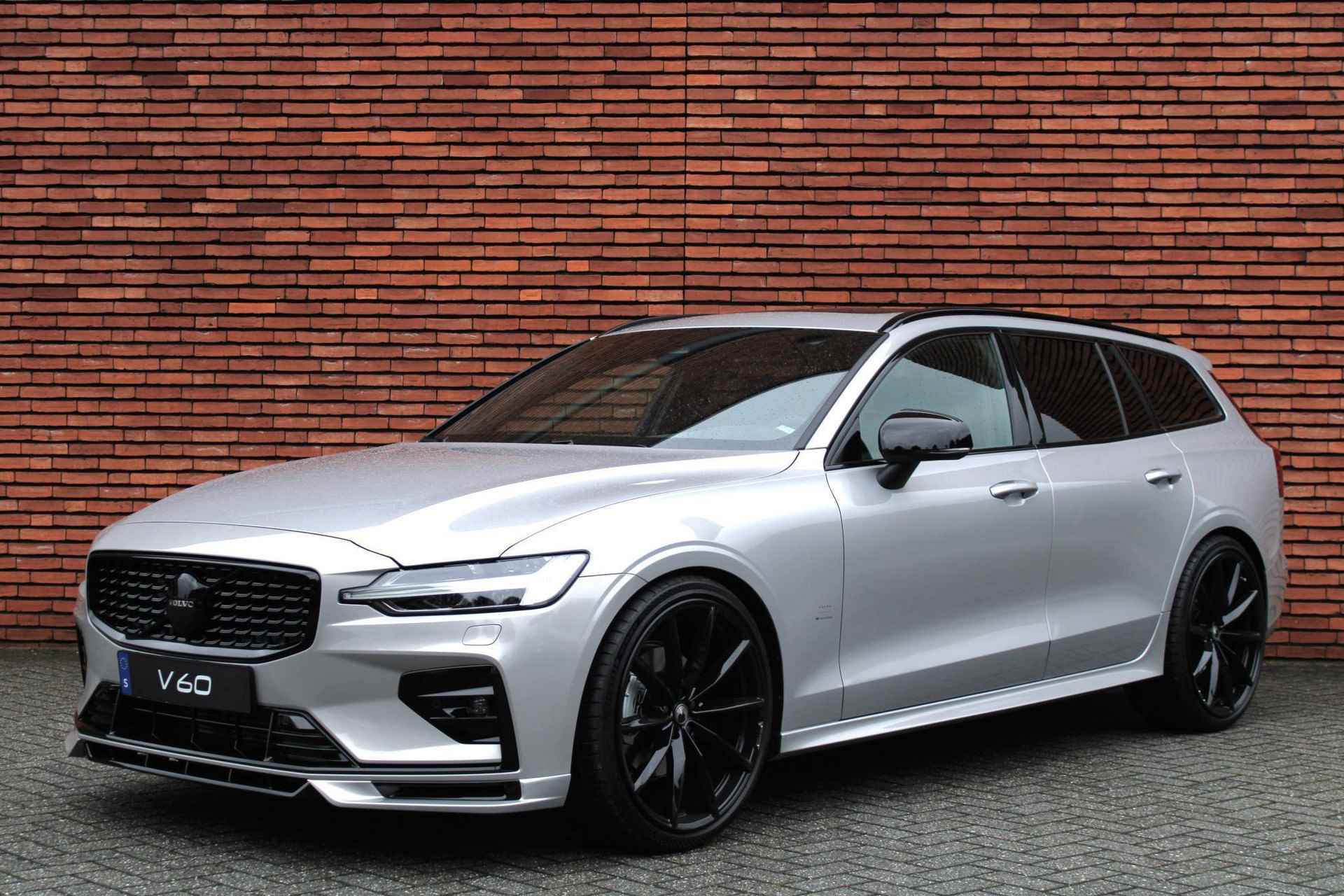 Volvo V60 B4 AUT7 197PK Plus Dark, Exterieur Styling Kit, HEICO 21 inch velgen, HEICO diffusor, HEICO sportuitlaat met klepbediening, HEICO sportvering, HEICO voorspoiler, Volvo embleem en model/typeaanduiding in hoogglans zwart, Extra getint glas achter, Power Seats, Google Services, Elektrisch glazen schuif-/kanteldak, Harman/Kardon Premium geluidssysteem, Sportstoelen, Keyless Entry, Verwarmbare voorstoelen, Stuurwielverwarming - 7/40