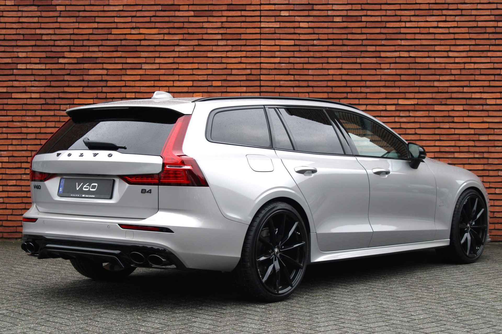 Volvo V60 B4 AUT7 197PK Plus Dark, Exterieur Styling Kit, HEICO 21 inch velgen, HEICO diffusor, HEICO sportuitlaat met klepbediening, HEICO sportvering, HEICO voorspoiler, Volvo embleem en model/typeaanduiding in hoogglans zwart, Extra getint glas achter, Power Seats, Google Services, Elektrisch glazen schuif-/kanteldak, Harman/Kardon Premium geluidssysteem, Sportstoelen, Keyless Entry, Verwarmbare voorstoelen, Stuurwielverwarming - 8/40