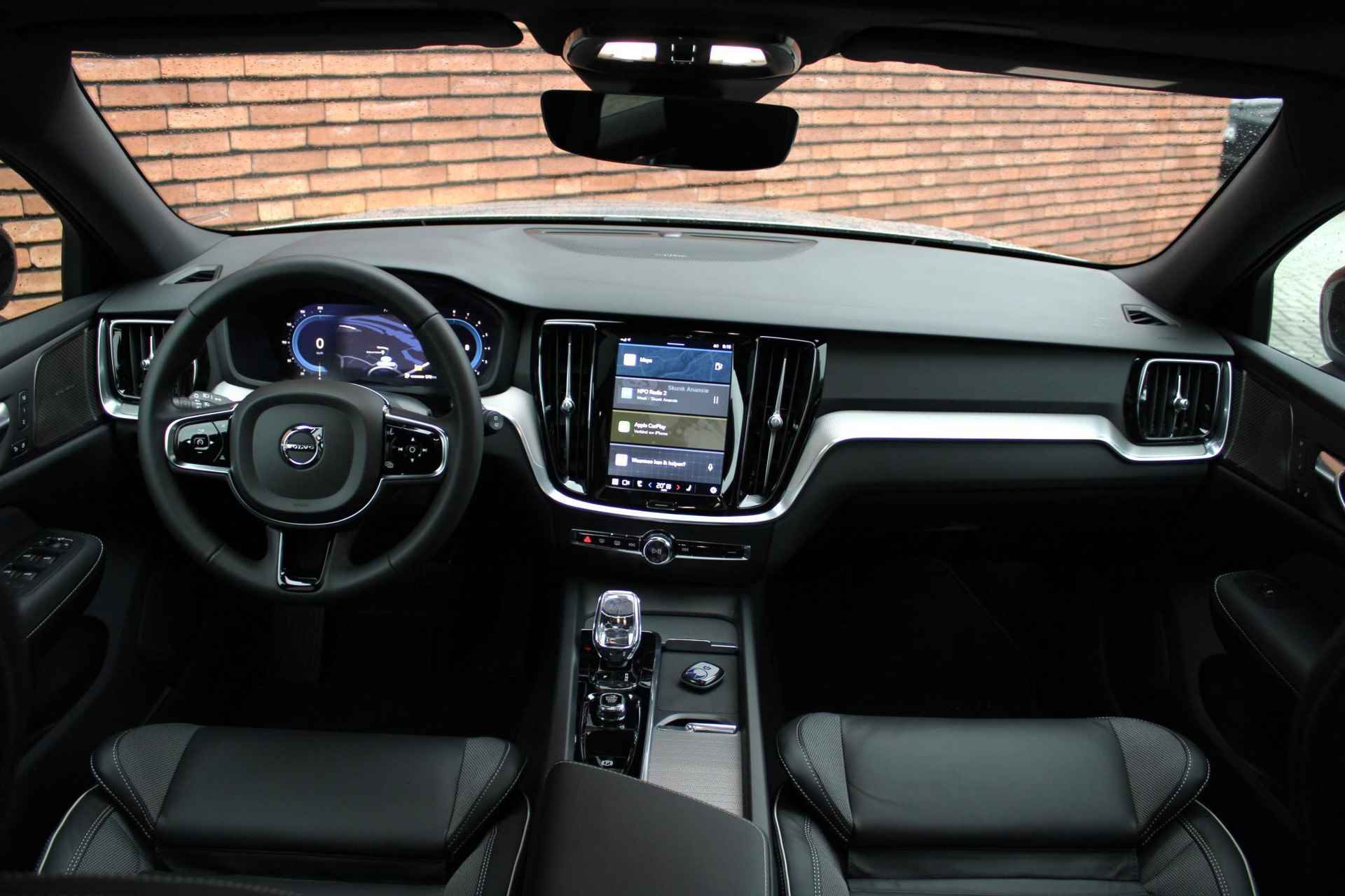 Volvo V60 B4 AUT7 197PK Plus Dark, Exterieur Styling Kit, HEICO 21 inch velgen, HEICO diffusor, HEICO sportuitlaat met klepbediening, HEICO sportvering, HEICO voorspoiler, Volvo embleem en model/typeaanduiding in hoogglans zwart, Extra getint glas achter, Power Seats, Google Services, Elektrisch glazen schuif-/kanteldak, Harman/Kardon Premium geluidssysteem, Sportstoelen, Keyless Entry, Verwarmbare voorstoelen, Stuurwielverwarming - 10/40