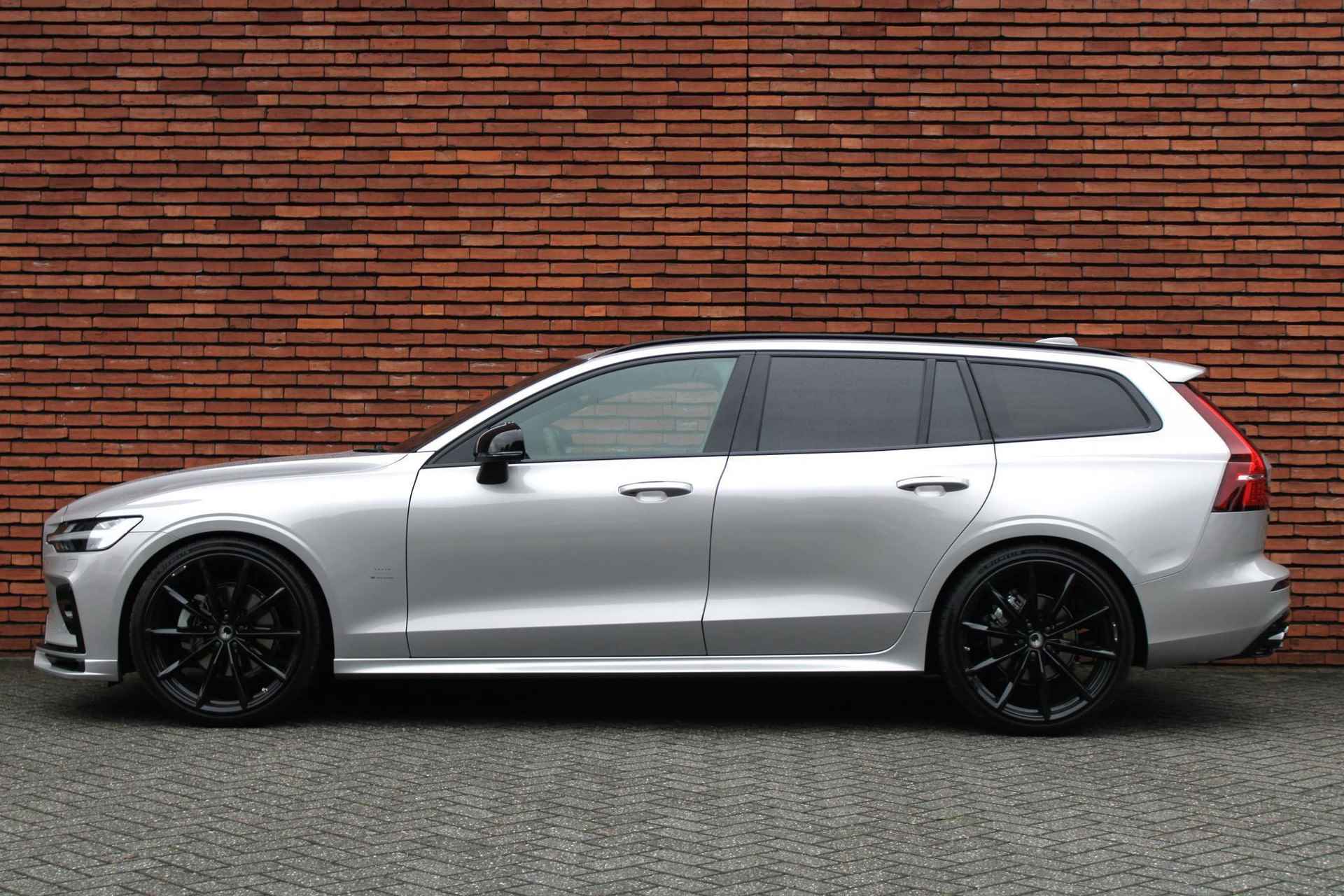 Volvo V60 B4 AUT7 197PK Plus Dark, Exterieur Styling Kit, HEICO 21 inch velgen, HEICO diffusor, HEICO sportuitlaat met klepbediening, HEICO sportvering, HEICO voorspoiler, Volvo embleem en model/typeaanduiding in hoogglans zwart, Extra getint glas achter, Power Seats, Google Services, Elektrisch glazen schuif-/kanteldak, Harman/Kardon Premium geluidssysteem, Sportstoelen, Keyless Entry, Verwarmbare voorstoelen, Stuurwielverwarming - 14/40