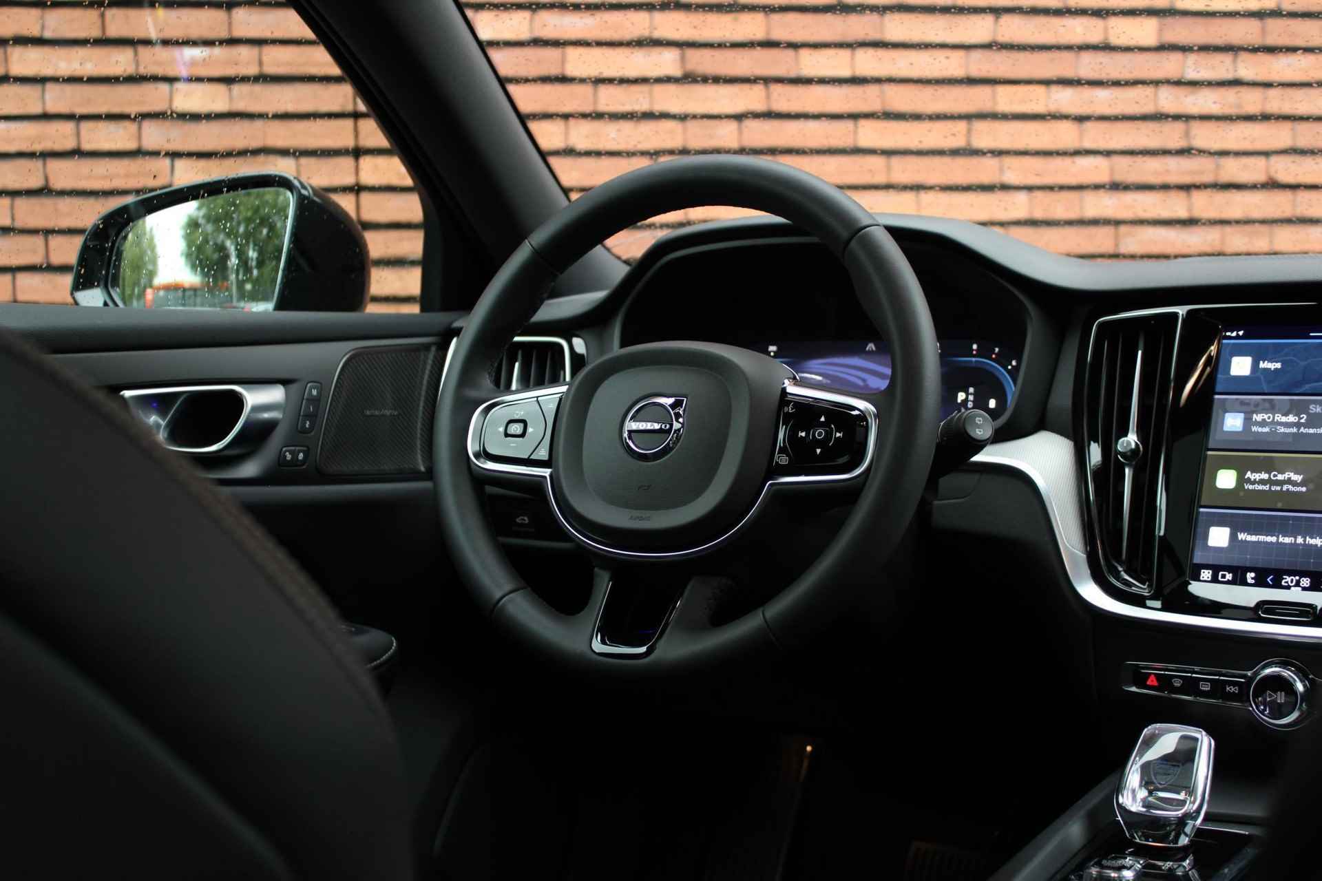 Volvo V60 B4 AUT7 197PK Plus Dark, Exterieur Styling Kit, HEICO 21 inch velgen, HEICO diffusor, HEICO sportuitlaat met klepbediening, HEICO sportvering, HEICO voorspoiler, Volvo embleem en model/typeaanduiding in hoogglans zwart, Extra getint glas achter, Power Seats, Google Services, Elektrisch glazen schuif-/kanteldak, Harman/Kardon Premium geluidssysteem, Sportstoelen, Keyless Entry, Verwarmbare voorstoelen, Stuurwielverwarming - 17/40