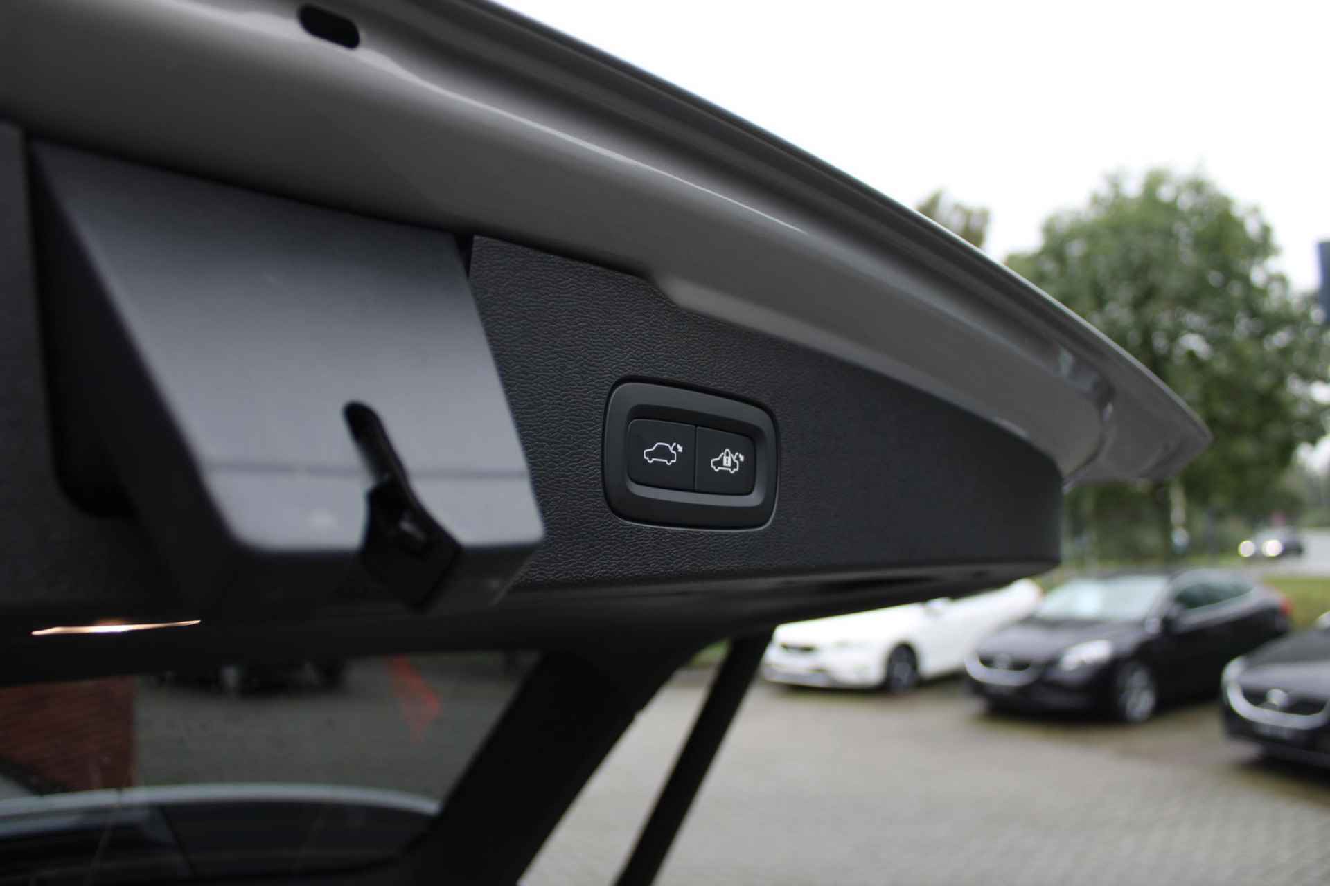 Volvo V60 B4 AUT7 197PK Plus Dark, Exterieur Styling Kit, HEICO 21 inch velgen, HEICO diffusor, HEICO sportuitlaat met klepbediening, HEICO sportvering, HEICO voorspoiler, Volvo embleem en model/typeaanduiding in hoogglans zwart, Extra getint glas achter, Power Seats, Google Services, Elektrisch glazen schuif-/kanteldak, Harman/Kardon Premium geluidssysteem, Sportstoelen, Keyless Entry, Verwarmbare voorstoelen, Stuurwielverwarming - 20/40