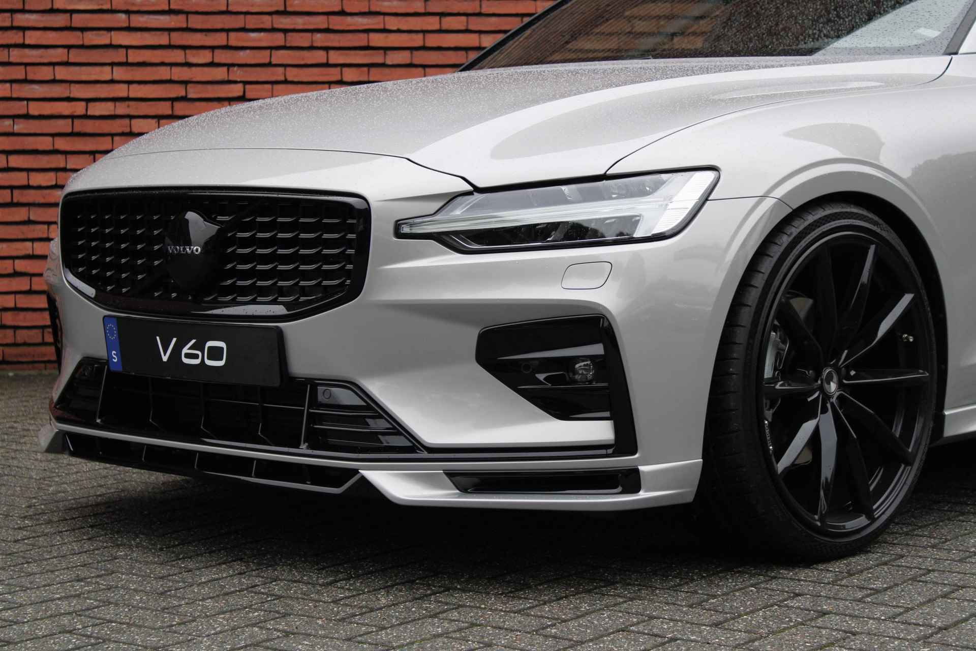 Volvo V60 B4 AUT7 197PK Plus Dark, Exterieur Styling Kit, HEICO 21 inch velgen, HEICO diffusor, HEICO sportuitlaat met klepbediening, HEICO sportvering, HEICO voorspoiler, Volvo embleem en model/typeaanduiding in hoogglans zwart, Extra getint glas achter, Power Seats, Google Services, Elektrisch glazen schuif-/kanteldak, Harman/Kardon Premium geluidssysteem, Sportstoelen, Keyless Entry, Verwarmbare voorstoelen, Stuurwielverwarming - 33/40