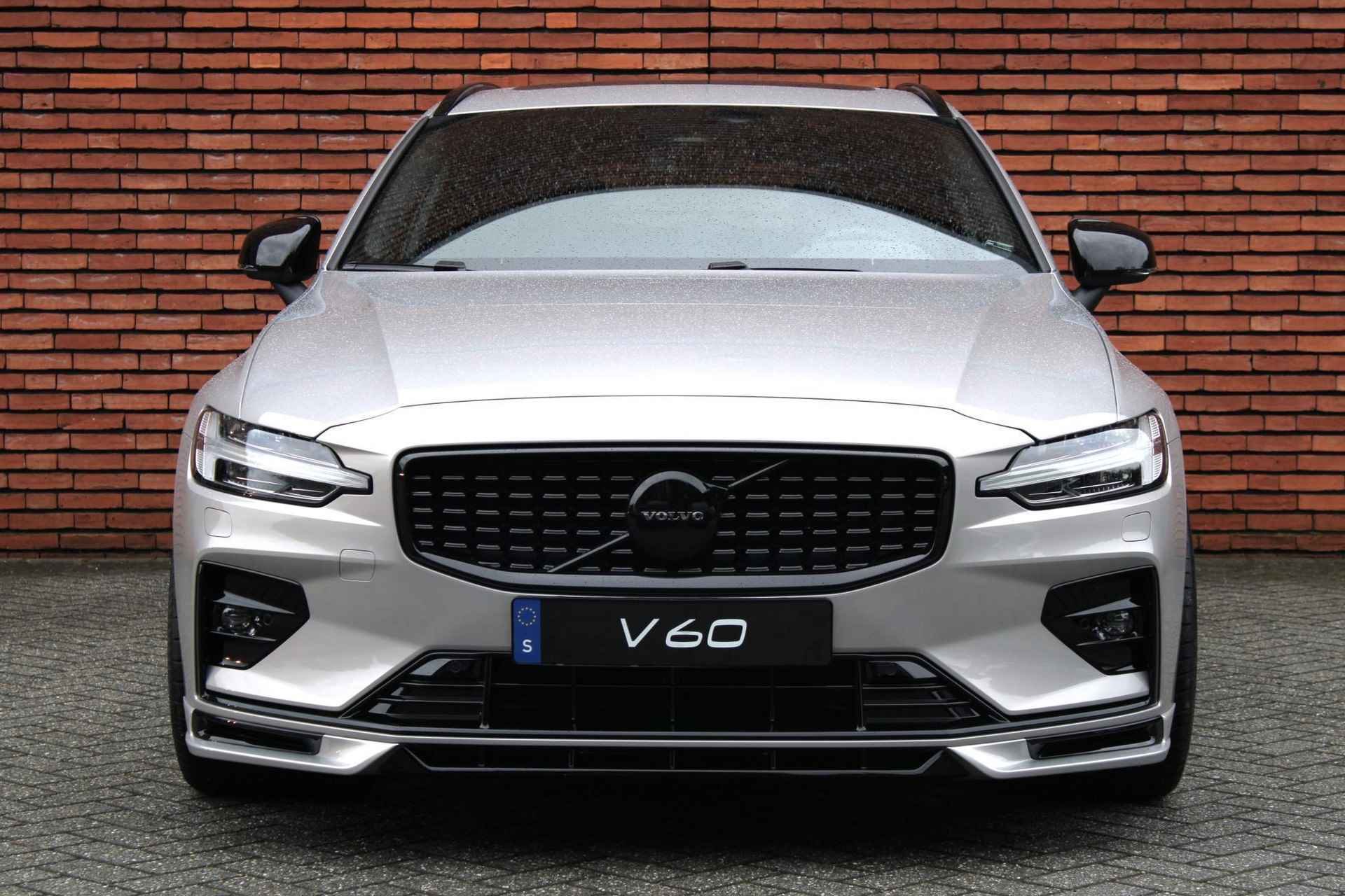 Volvo V60 B4 AUT7 197PK Plus Dark, Exterieur Styling Kit, HEICO 21 inch velgen, HEICO diffusor, HEICO sportuitlaat met klepbediening, HEICO sportvering, HEICO voorspoiler, Volvo embleem en model/typeaanduiding in hoogglans zwart, Extra getint glas achter, Power Seats, Google Services, Elektrisch glazen schuif-/kanteldak, Harman/Kardon Premium geluidssysteem, Sportstoelen, Keyless Entry, Verwarmbare voorstoelen, Stuurwielverwarming - 34/40