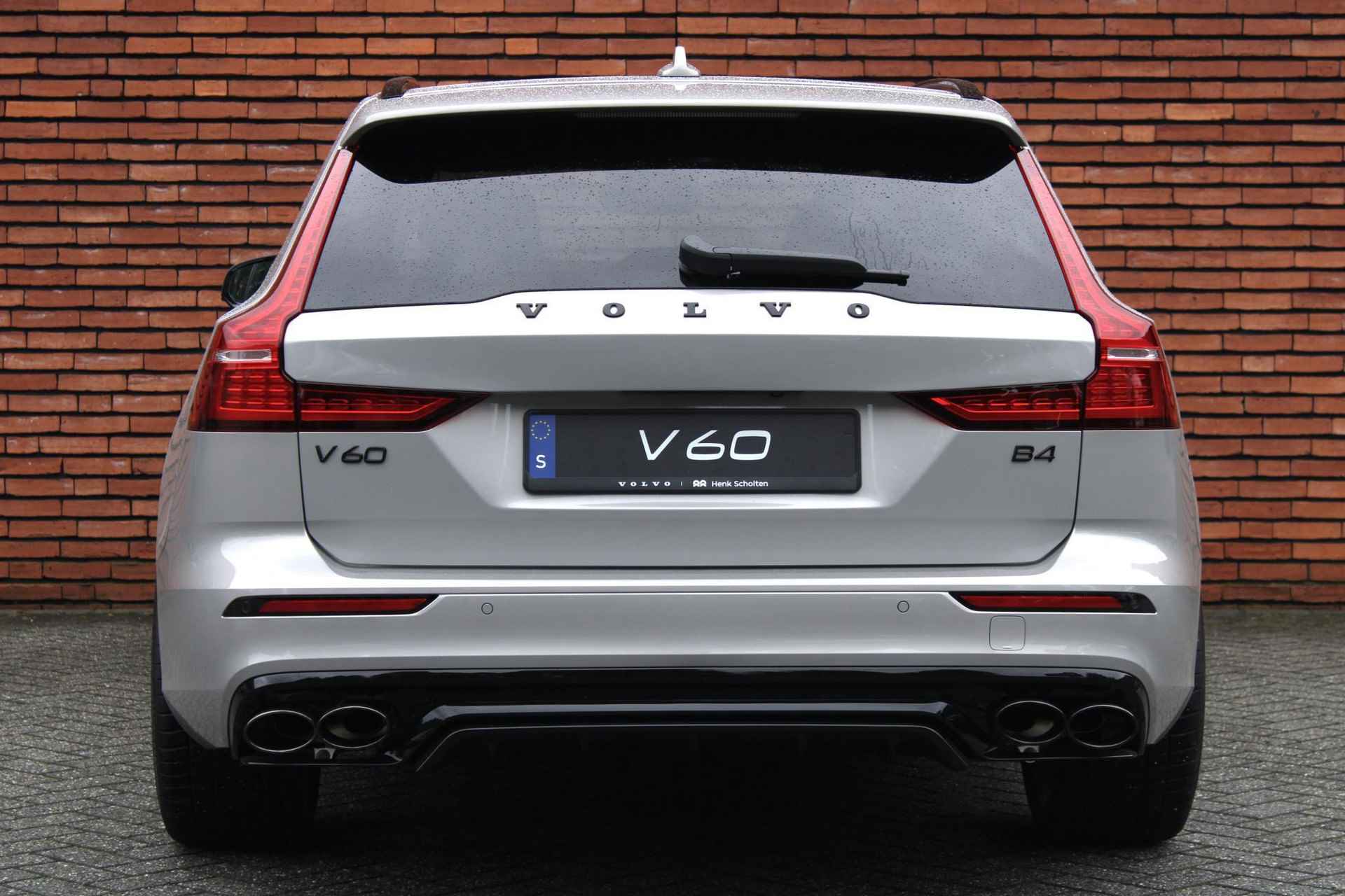 Volvo V60 B4 AUT7 197PK Plus Dark, Exterieur Styling Kit, HEICO 21 inch velgen, HEICO diffusor, HEICO sportuitlaat met klepbediening, HEICO sportvering, HEICO voorspoiler, Volvo embleem en model/typeaanduiding in hoogglans zwart, Extra getint glas achter, Power Seats, Google Services, Elektrisch glazen schuif-/kanteldak, Harman/Kardon Premium geluidssysteem, Sportstoelen, Keyless Entry, Verwarmbare voorstoelen, Stuurwielverwarming - 35/40