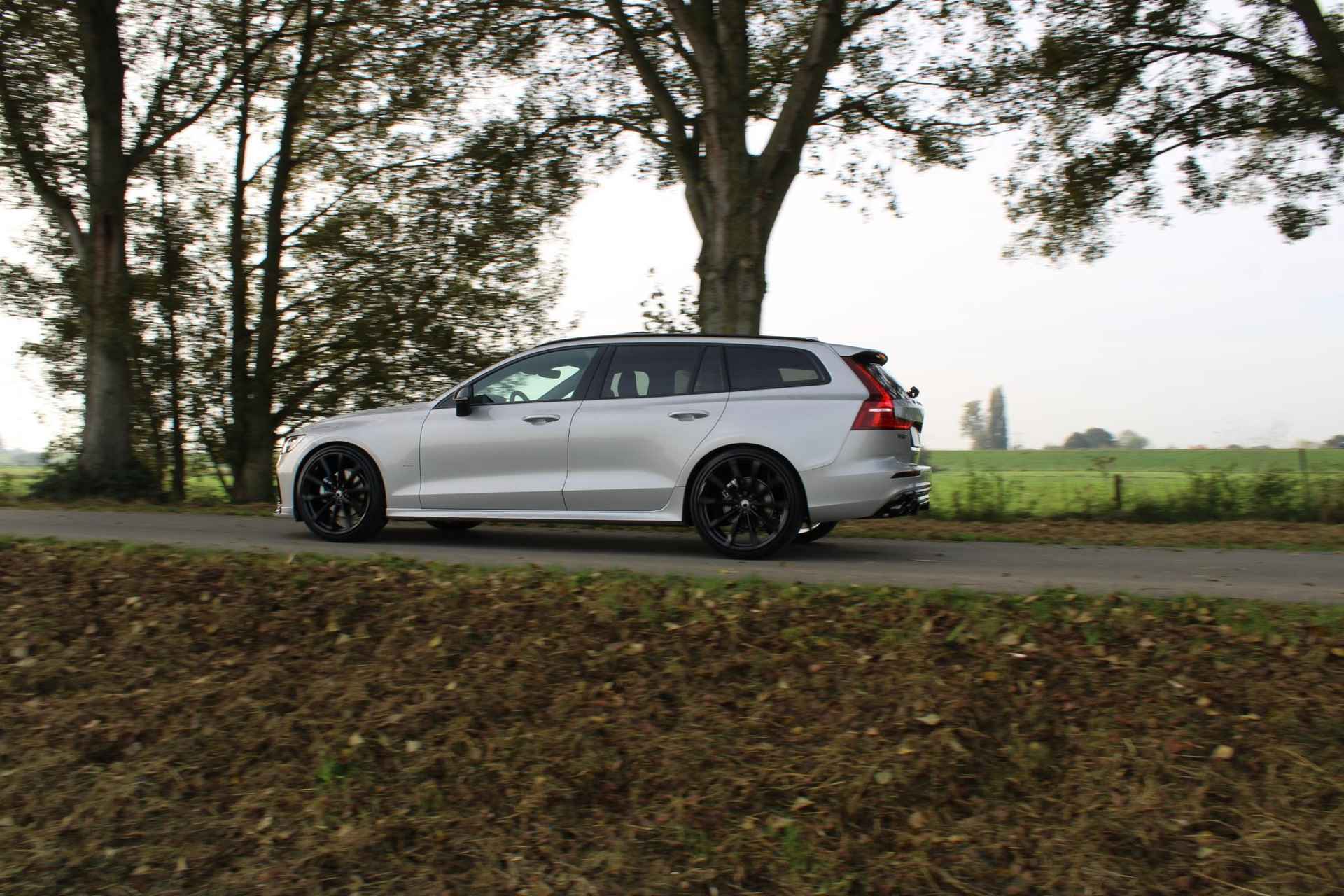 Volvo V60 B4 AUT7 197PK Plus Dark, Exterieur Styling Kit, HEICO 21 inch velgen, HEICO diffusor, HEICO sportuitlaat met klepbediening, HEICO sportvering, HEICO voorspoiler, Volvo embleem en model/typeaanduiding in hoogglans zwart, Extra getint glas achter, Power Seats, Google Services, Elektrisch glazen schuif-/kanteldak, Harman/Kardon Premium geluidssysteem, Sportstoelen, Keyless Entry, Verwarmbare voorstoelen, Stuurwielverwarming - 37/40