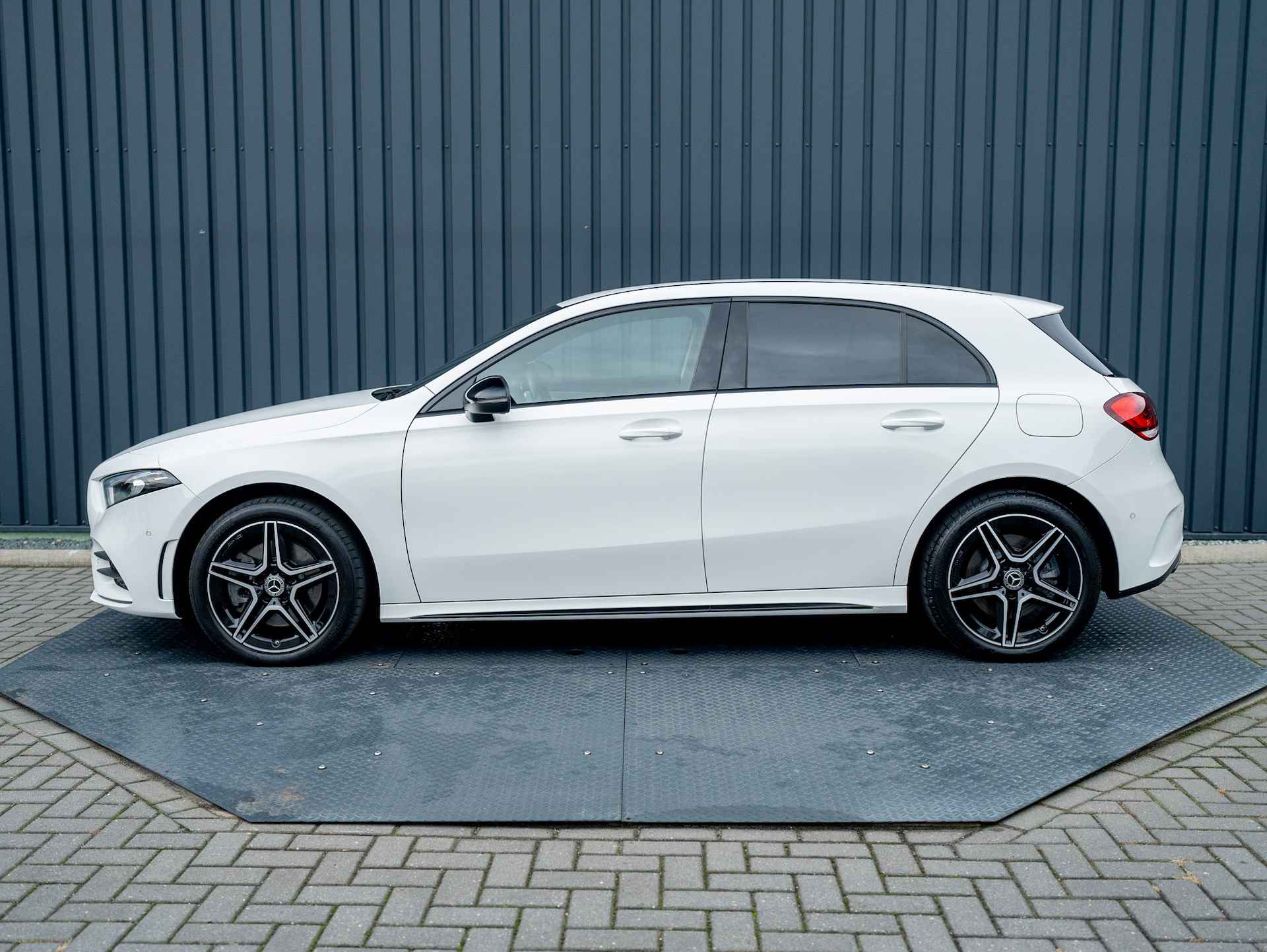 Mercedes-Benz A-Klasse 250 e Business Solution AMG Limited | Night pakket | Sfeer verlichting | Apple Carplay | Camera | Prijs Rijklaar!! - 4/57