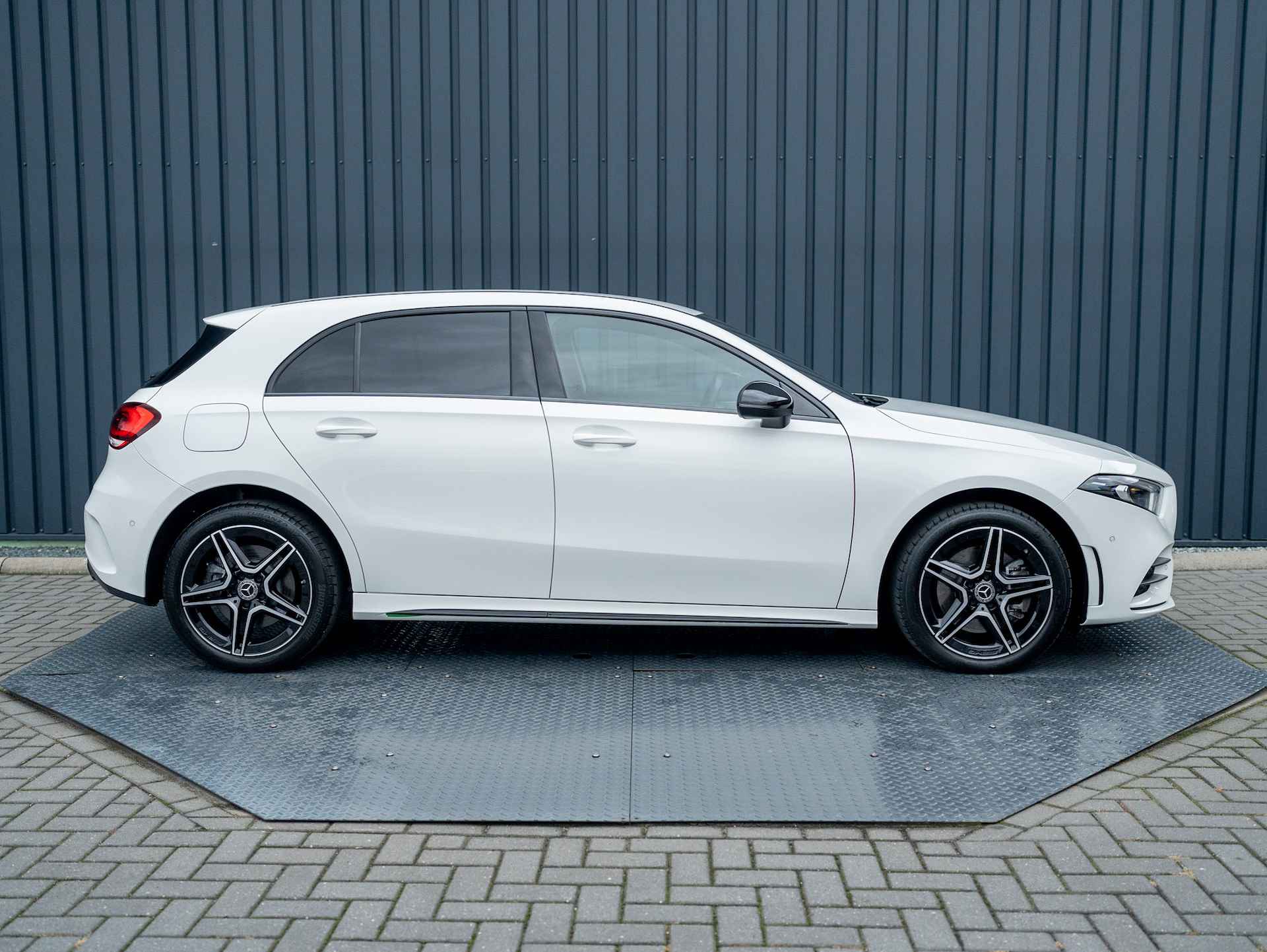 Mercedes-Benz A-Klasse 250 e Business Solution AMG Limited | Night pakket | Sfeer verlichting | Apple Carplay | Camera | Prijs Rijklaar!! - 23/57