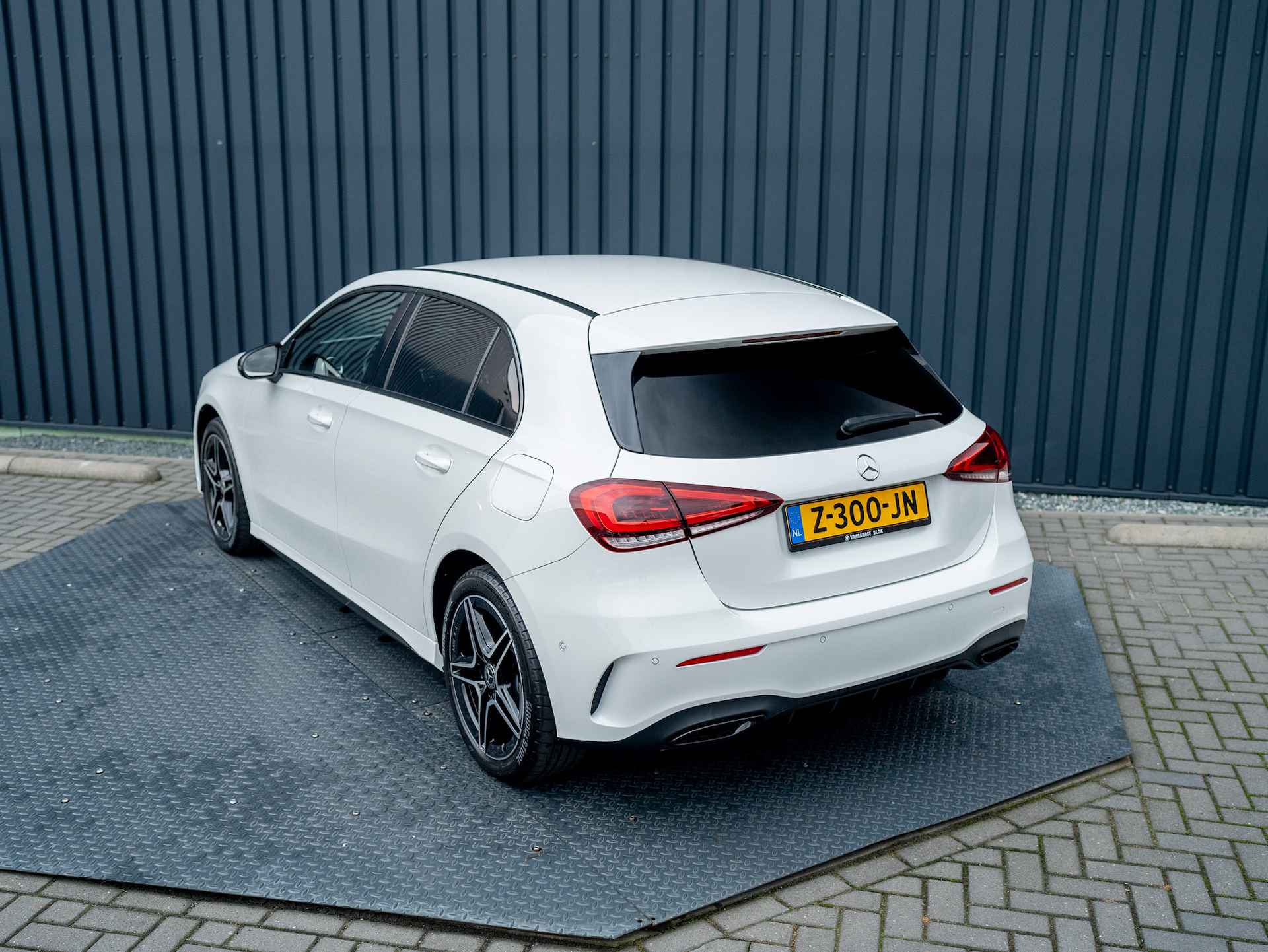 Mercedes-Benz A-Klasse 250 e Business Solution AMG Limited | Night pakket | Sfeer verlichting | Apple Carplay | Camera | Prijs Rijklaar!! - 49/57