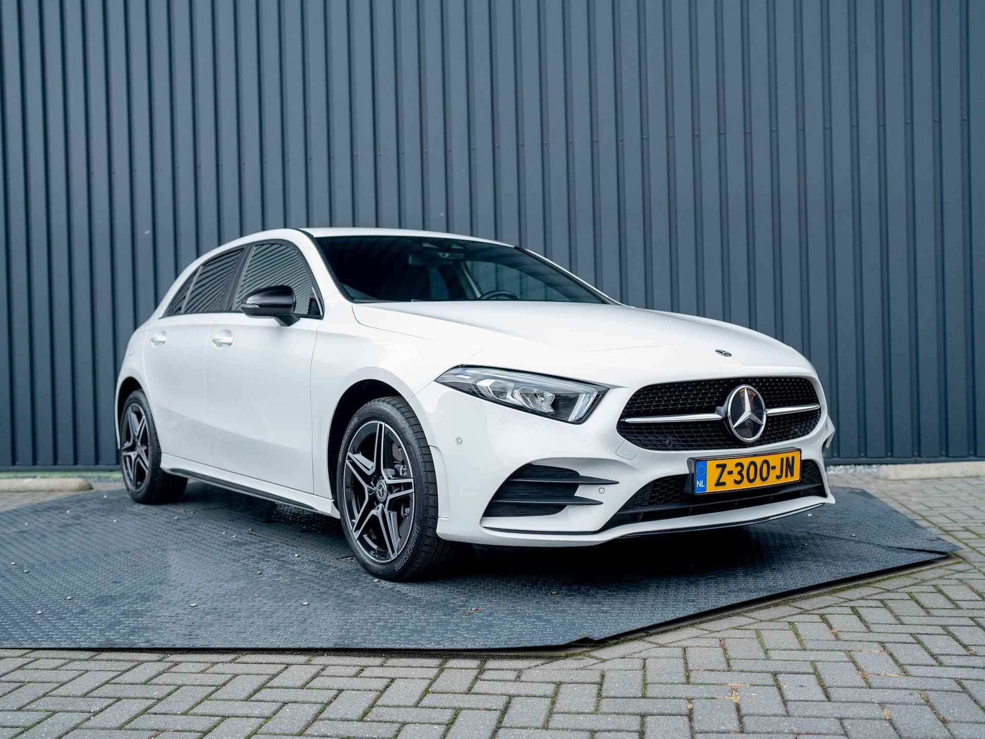 Mercedes-Benz A-Klasse 250 e Business Solution AMG Limited | Night pakket | Sfeer verlichting | Apple Carplay | Camera | Prijs Rijklaar!! - 54/57