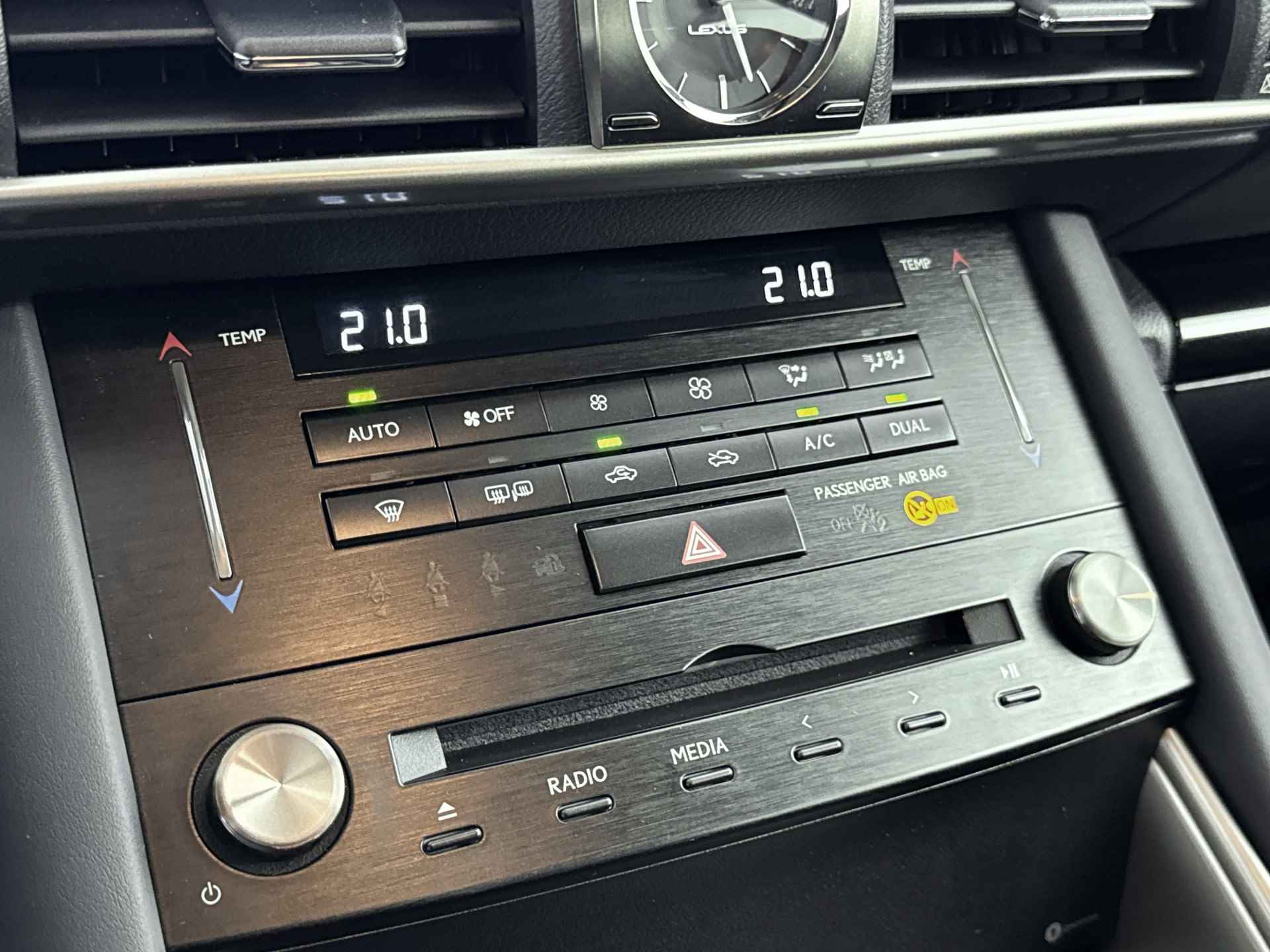 Lexus IS 300h Hybrid Business Line | 18 " Wielen | Stoelverwarming | Premium navigatie | - 11/42