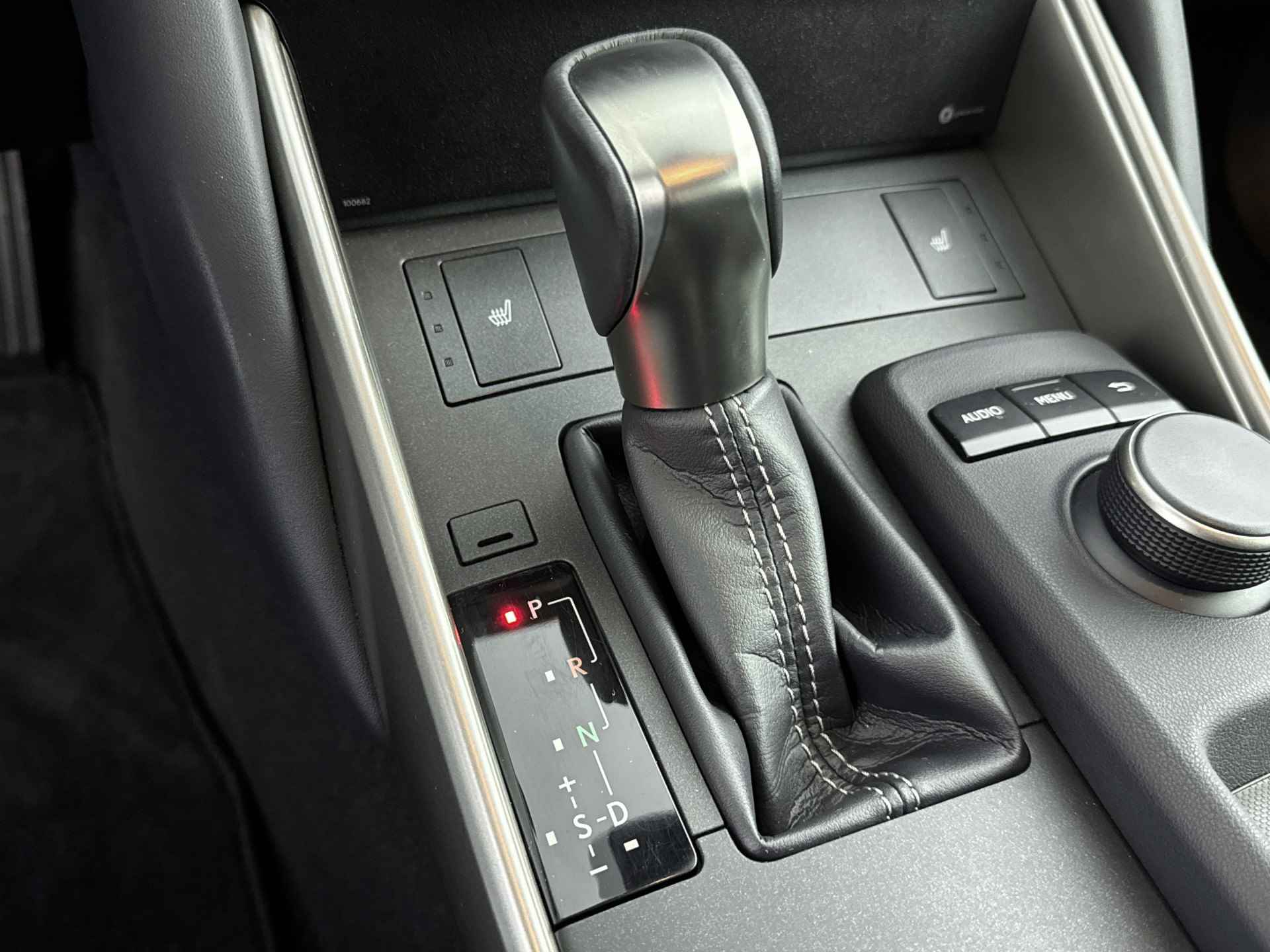 Lexus IS 300h Hybrid Business Line | 18 " Wielen | Stoelverwarming | Premium navigatie | - 12/42