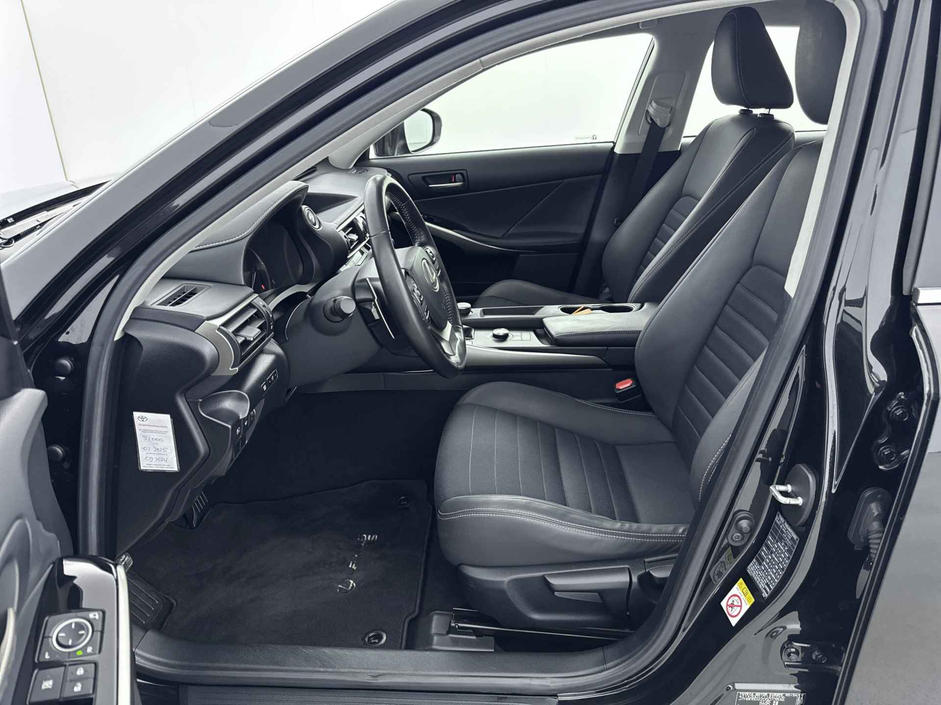 Lexus IS 300h Hybrid Business Line | 18 " Wielen | Stoelverwarming | Premium navigatie | - 20/42