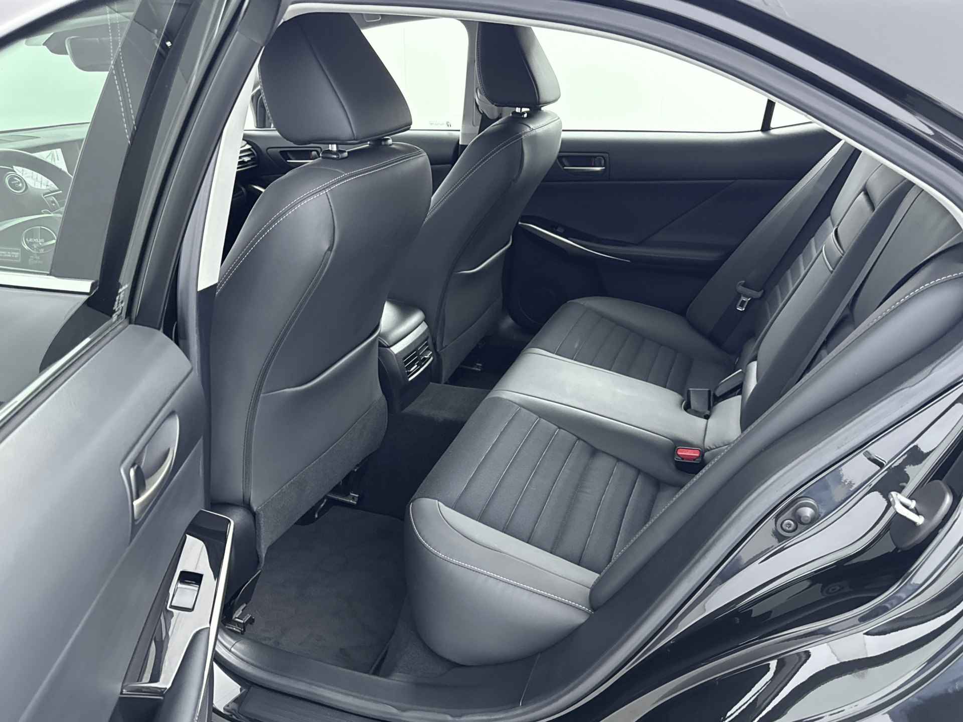 Lexus IS 300h Hybrid Business Line | 18 " Wielen | Stoelverwarming | Premium navigatie | - 21/42