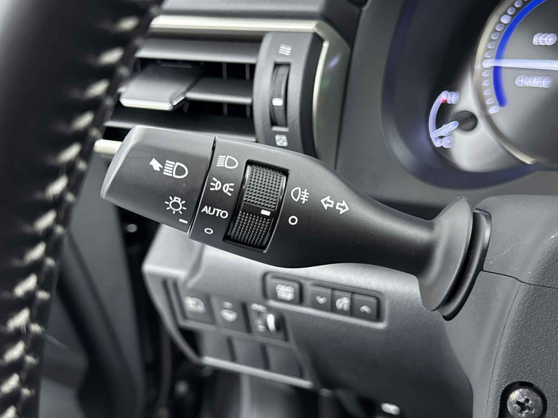 Lexus IS 300h Hybrid Business Line | 18 " Wielen | Stoelverwarming | Premium navigatie | - 24/42