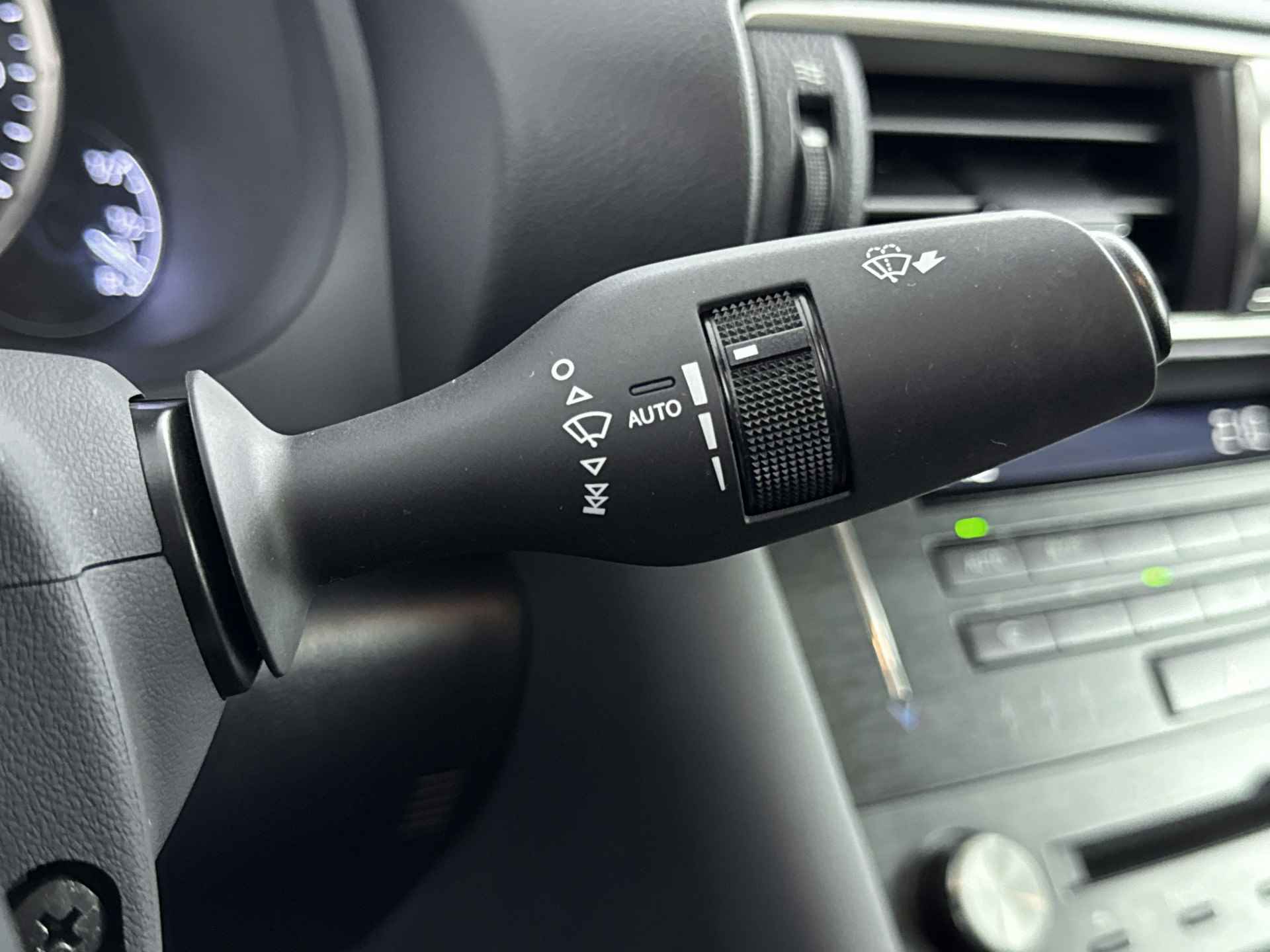 Lexus IS 300h Hybrid Business Line | 18 " Wielen | Stoelverwarming | Premium navigatie | - 25/42