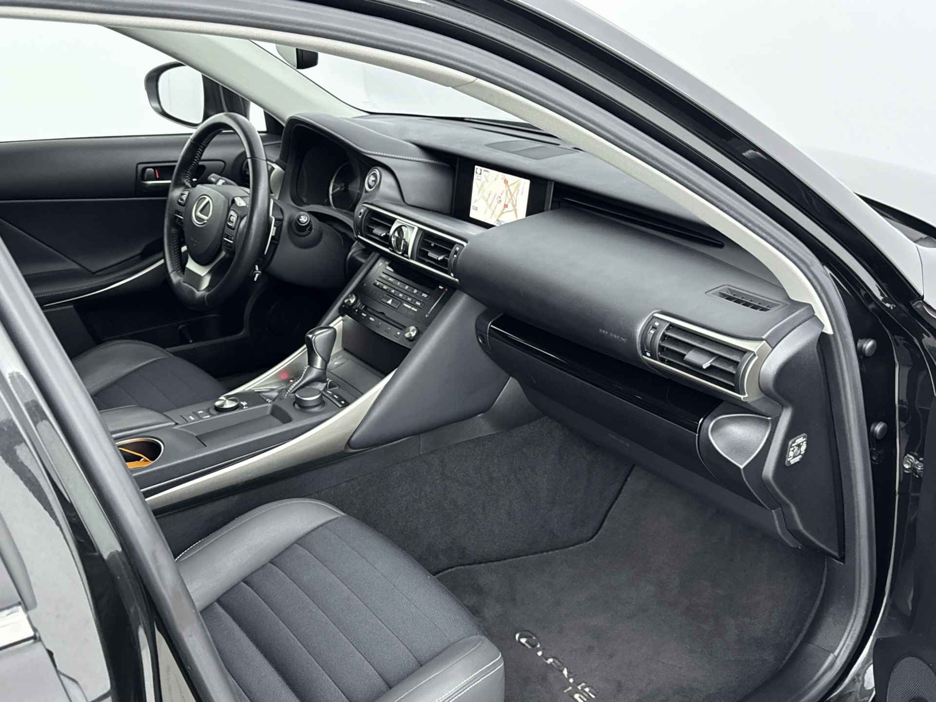 Lexus IS 300h Hybrid Business Line | 18 " Wielen | Stoelverwarming | Premium navigatie | - 31/42