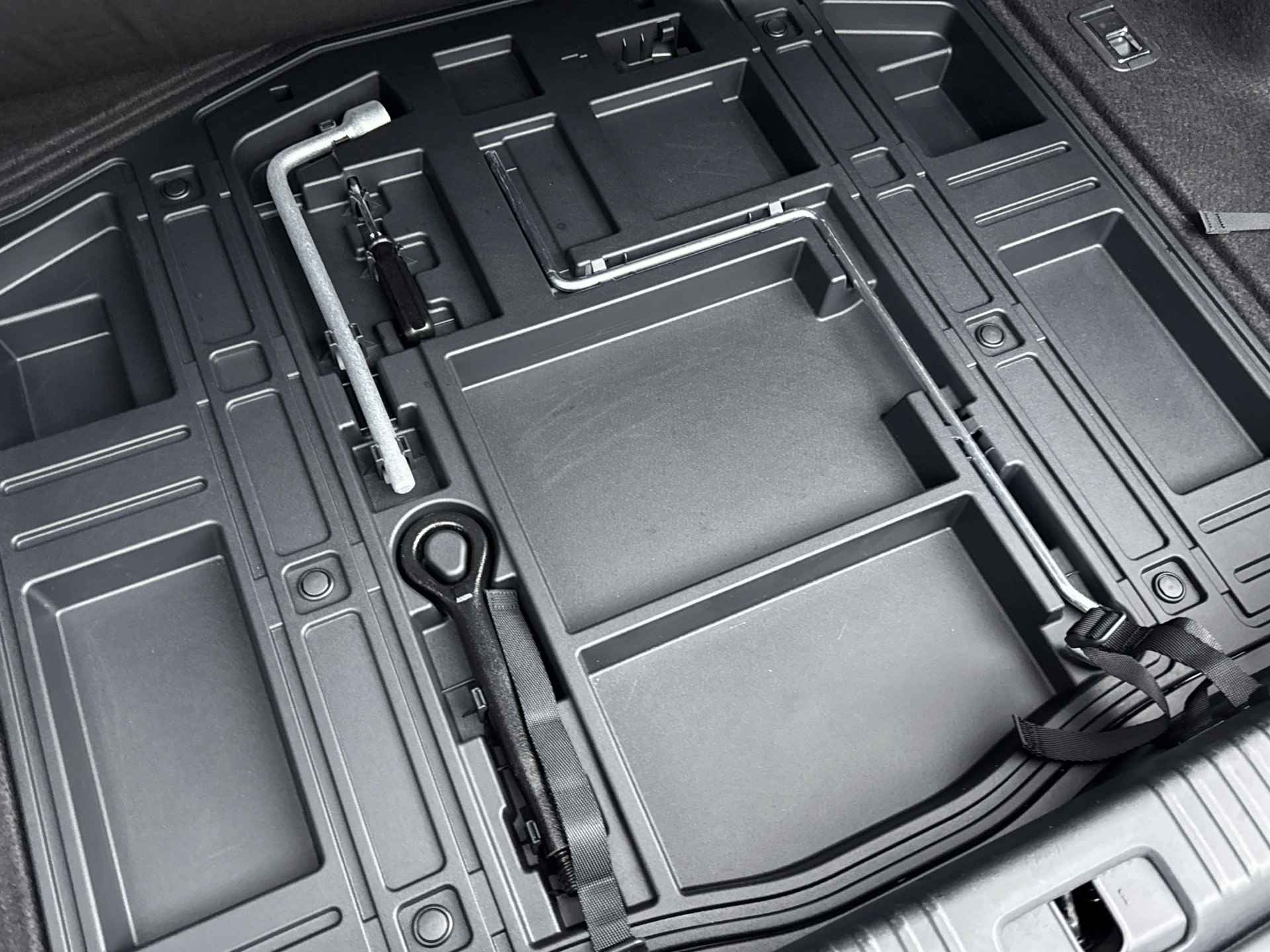 Lexus IS 300h Hybrid Business Line | 18 " Wielen | Stoelverwarming | Premium navigatie | - 38/42
