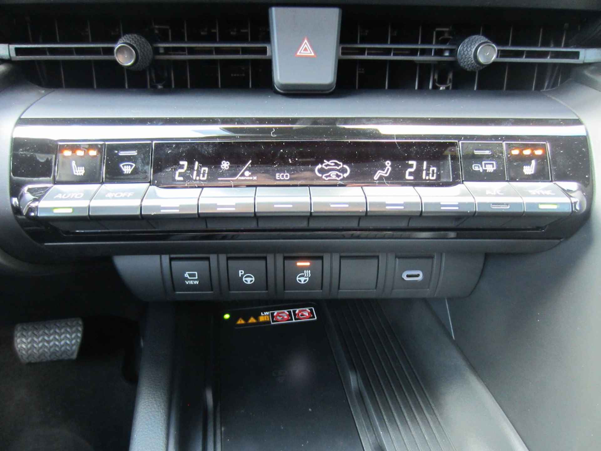 Toyota C-HR PHEV 200 Premiere Edition Plug-In Demo - 12/45