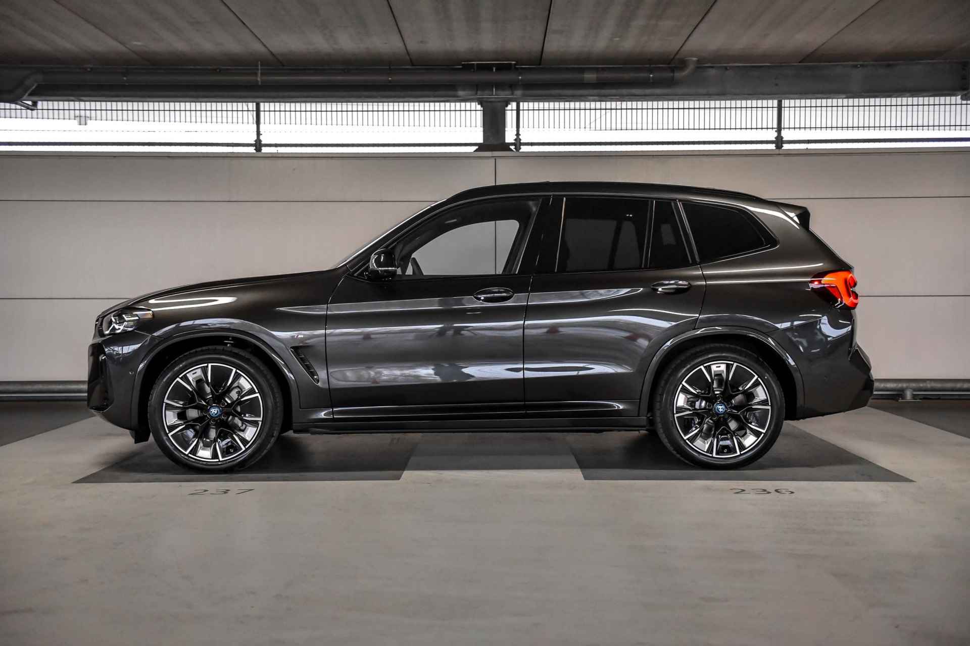 BMW iX3 High Executive Edition 80 kWh | Trekhaak met elektrisch wegklapbare kogel | BMW Head-Up Display - 3/22