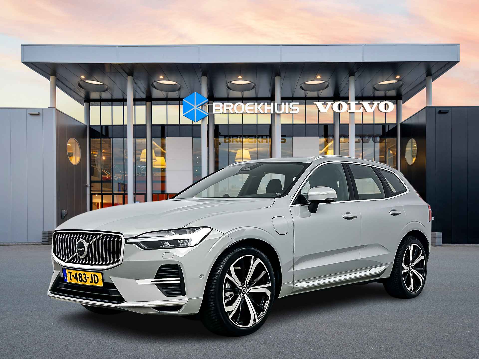 Volvo XC60 T8 Recharge Ultimate Bright | 21" | Luchtvering | B&W | 360 Camera | Gelaagd glas | Trekhaak | Panoramadak | Head-up | Sportstoe - 1/36