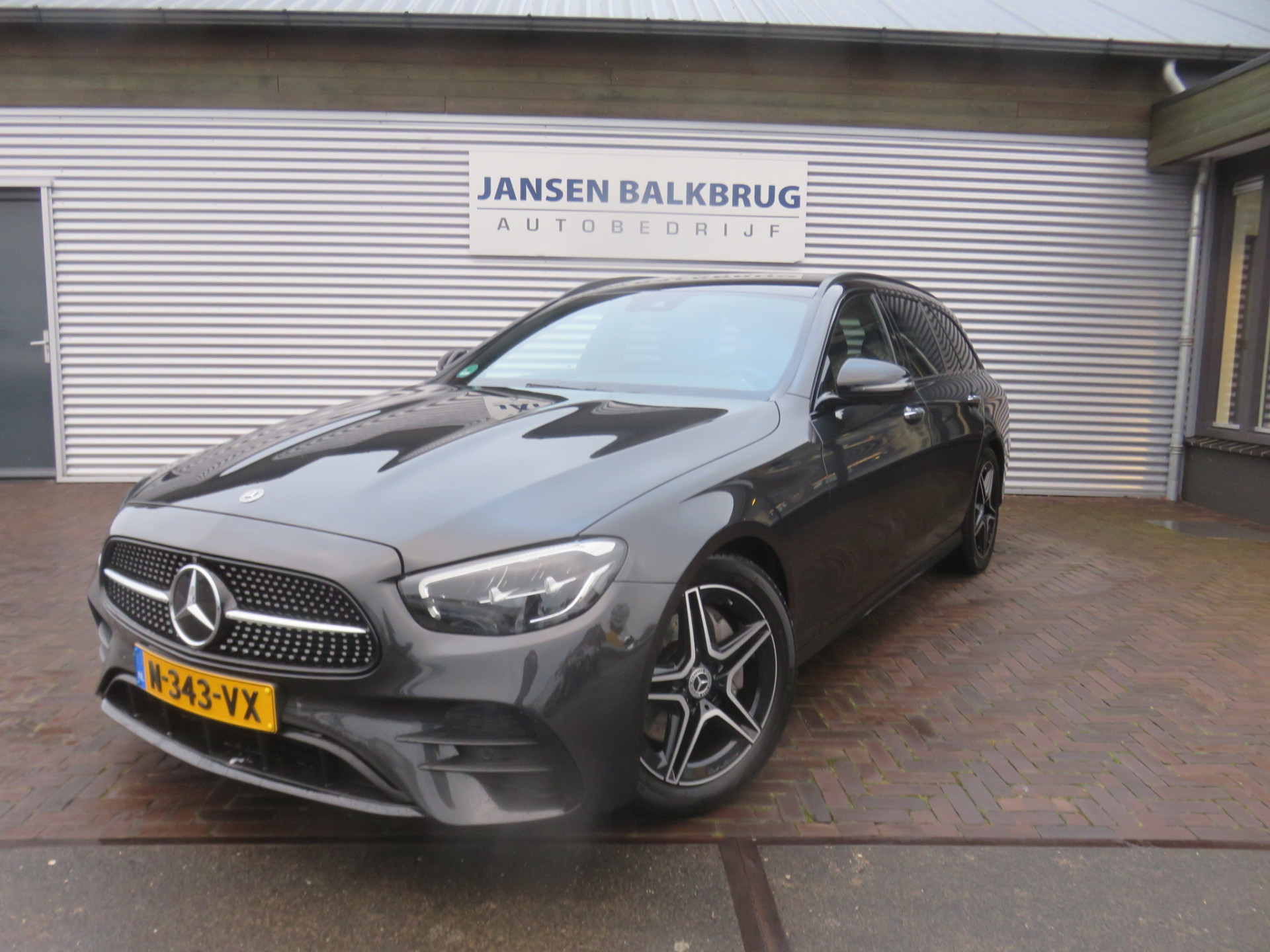 Mercedes-Benz E-Klasse Estate 200 Business Solution AMG auto is nieuw night pakket bij viaBOVAG.nl