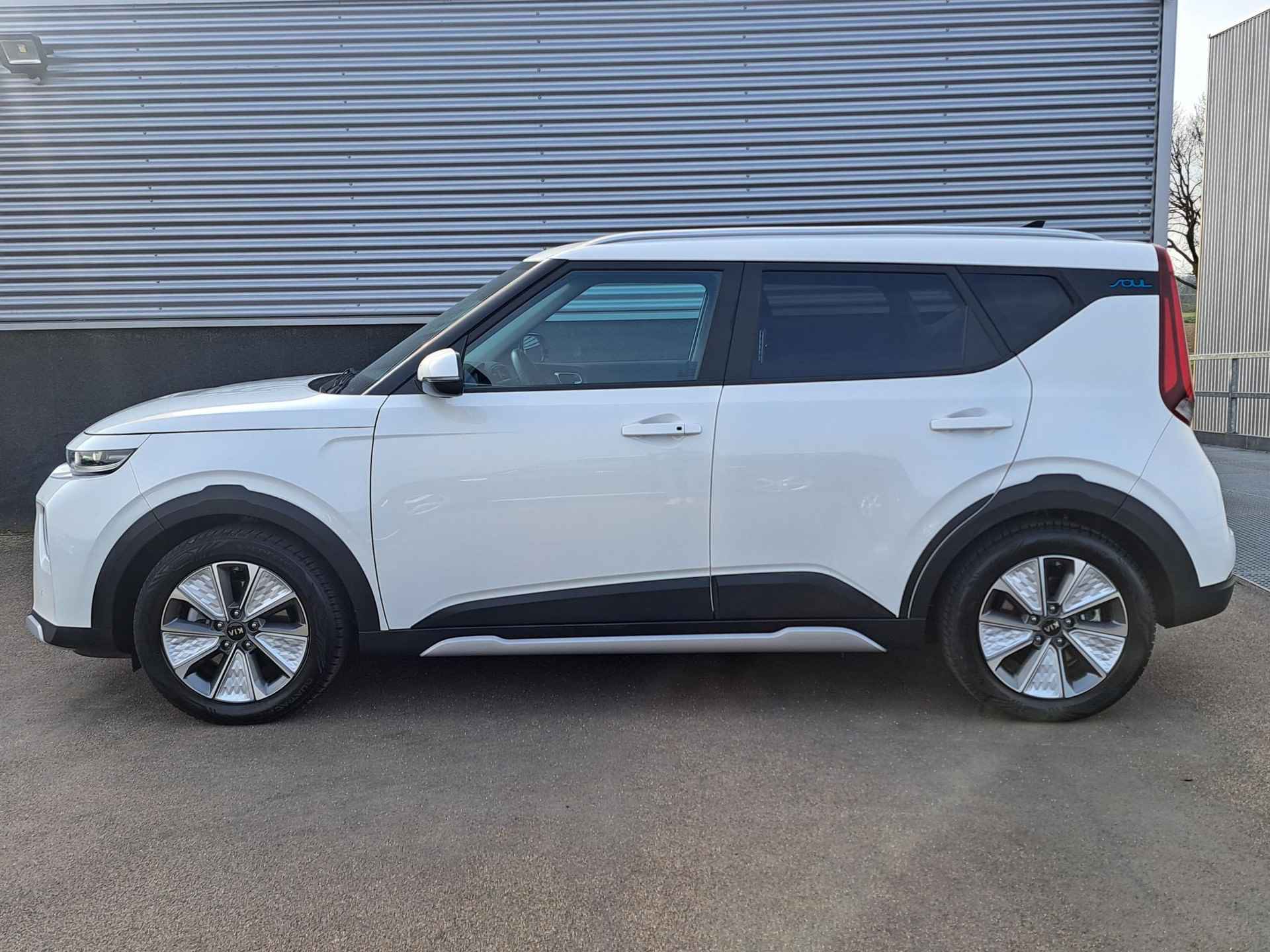 Kia e-Soul ExecutiveLine 64 kWh | Nieuw geleverd | 1ste eigenaar | Dealer onderhouden | Meest luxe uitvoering | € 2.000,- subsidie | 3-Fase | BTW auto | - 3/51