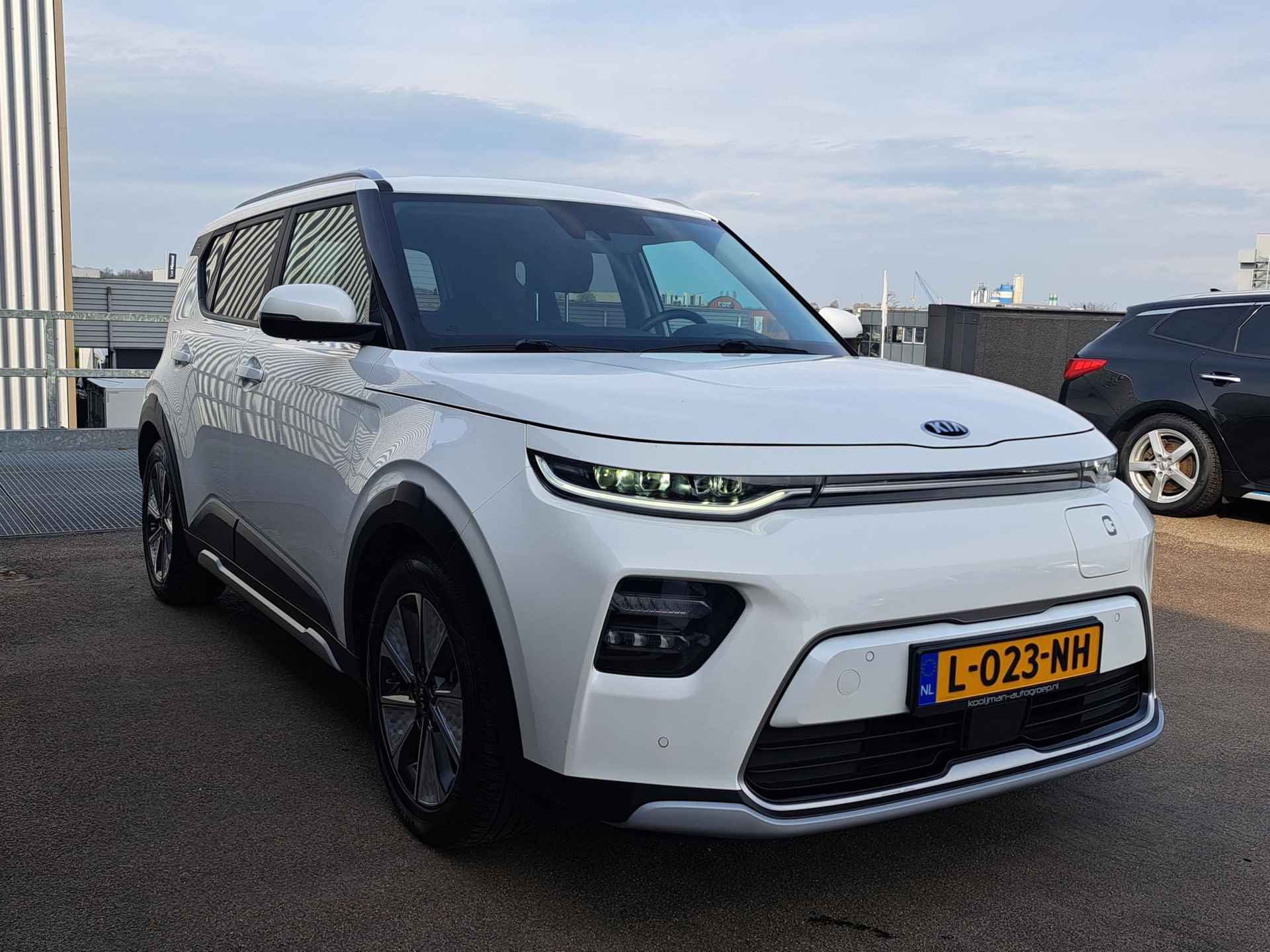 Kia e-Soul ExecutiveLine 64 kWh | Nieuw geleverd | 1ste eigenaar | Dealer onderhouden | Meest luxe uitvoering | € 2.000,- subsidie | 3-Fase | BTW auto | - 7/51