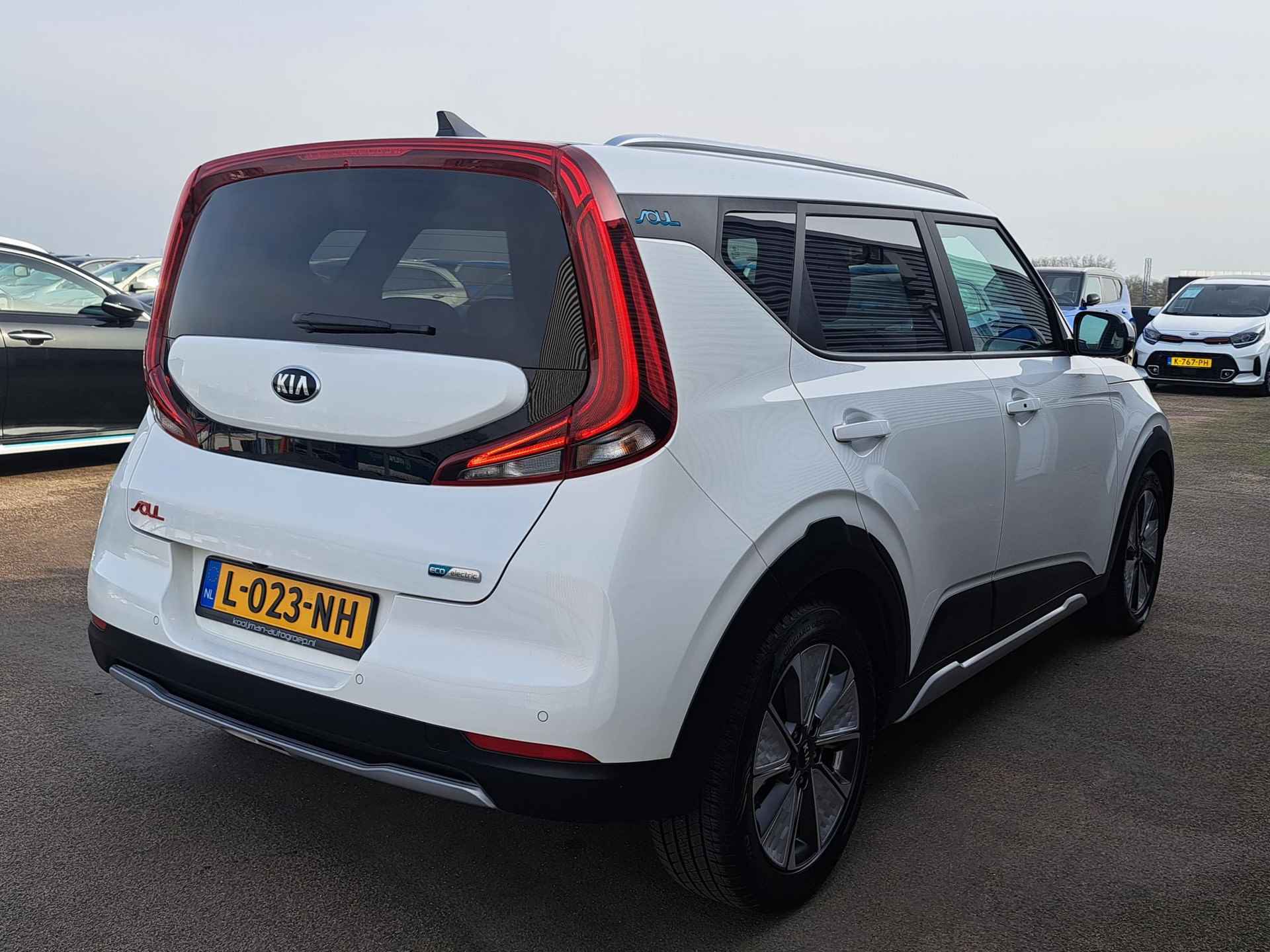 Kia e-Soul ExecutiveLine 64 kWh | Nieuw geleverd | 1ste eigenaar | Dealer onderhouden | Meest luxe uitvoering | € 2.000,- subsidie | 3-Fase | BTW auto | - 9/51