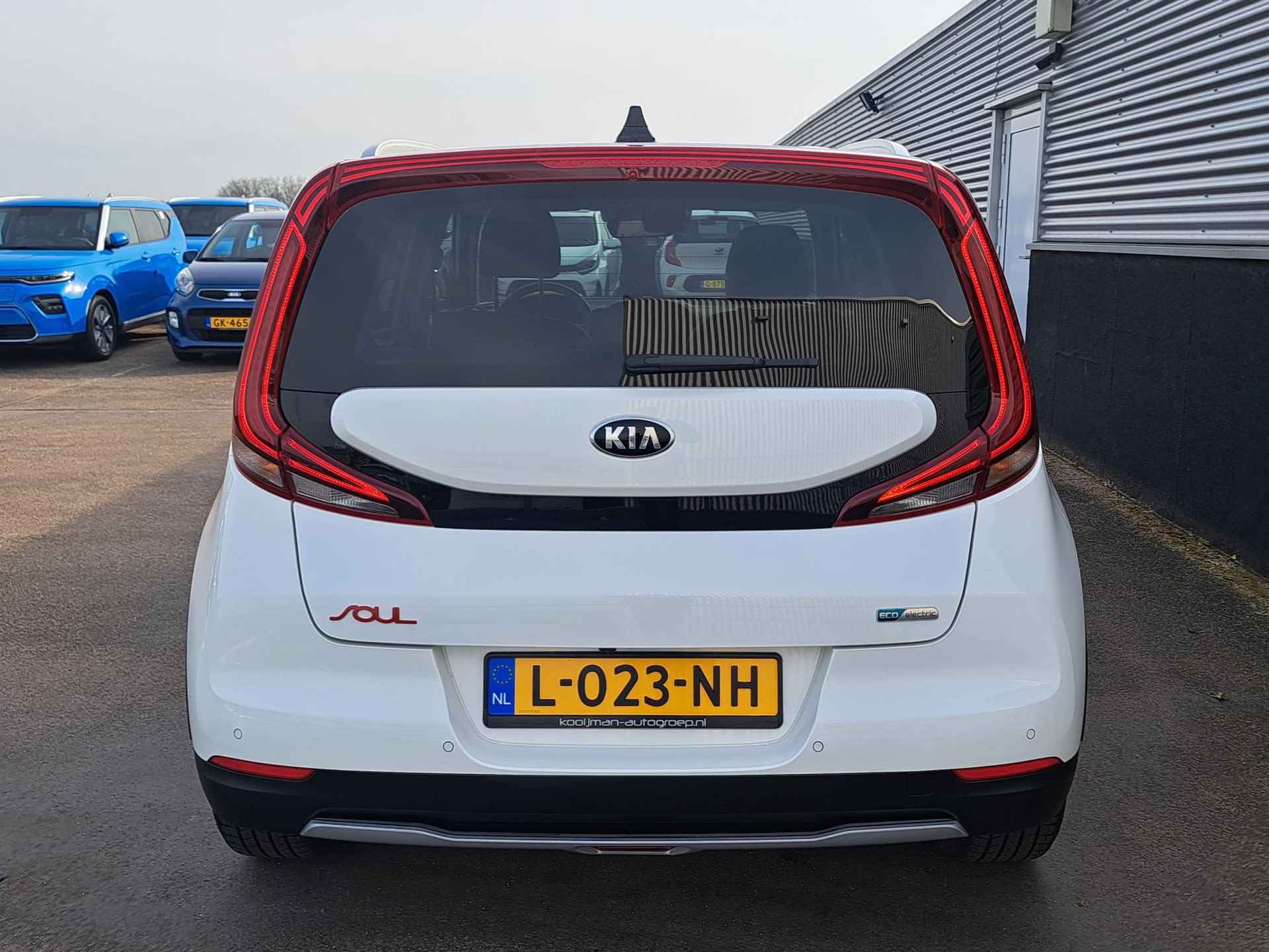 Kia e-Soul ExecutiveLine 64 kWh | Nieuw geleverd | 1ste eigenaar | Dealer onderhouden | Meest luxe uitvoering | € 2.000,- subsidie | 3-Fase | BTW auto | - 10/51