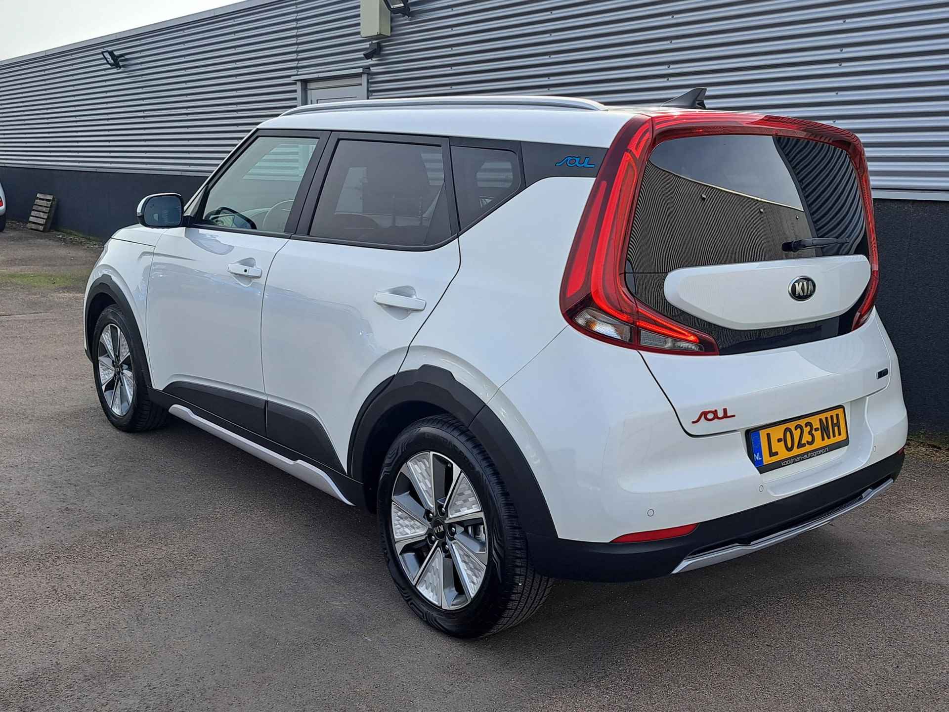 Kia e-Soul ExecutiveLine 64 kWh | Nieuw geleverd | 1ste eigenaar | Dealer onderhouden | Meest luxe uitvoering | € 2.000,- subsidie | 3-Fase | BTW auto | - 16/51