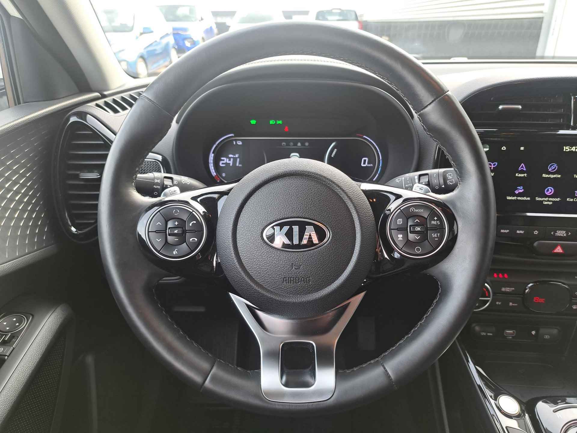 Kia e-Soul ExecutiveLine 64 kWh | Nieuw geleverd | 1ste eigenaar | Dealer onderhouden | Meest luxe uitvoering | € 2.000,- subsidie | 3-Fase | BTW auto | - 26/51