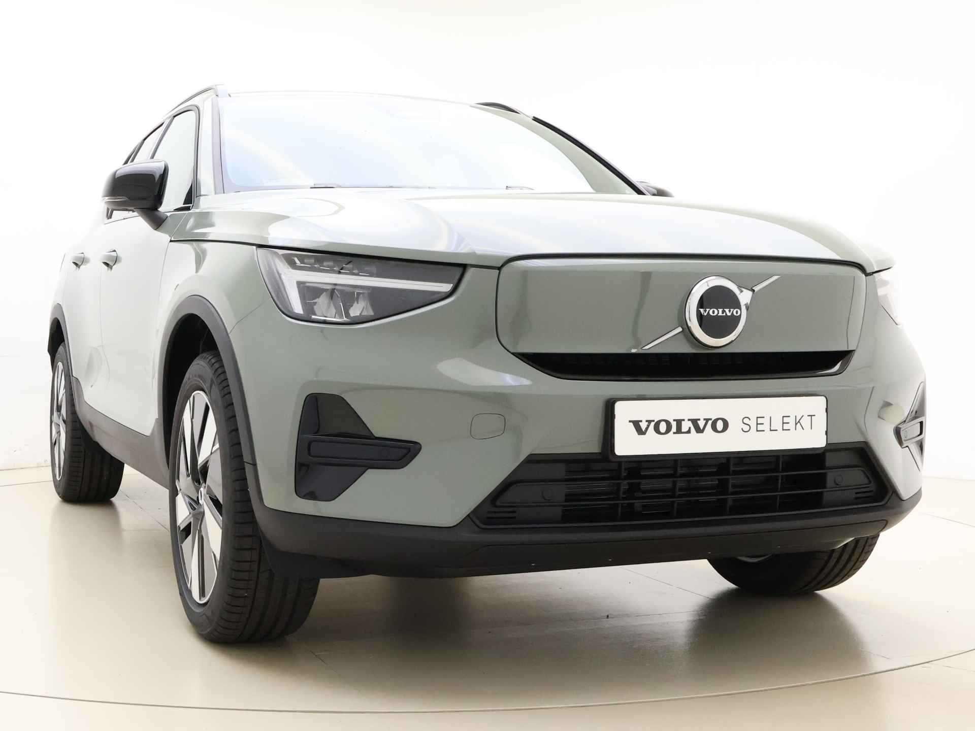 Volvo EX40 Extended Range Plus / NIEUW / DIRECT LEVERBAAR / Climate / 19'' / Donker glas / Sage Green / - 20/33