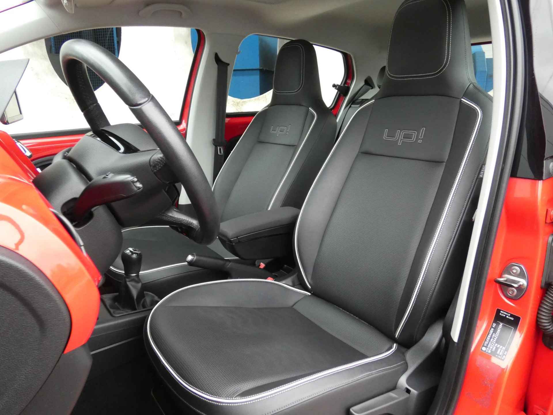 Volkswagen Up! 1.0 high up! BlueMotion | NAVIGATIE | PANORAMADAK | - 4/26