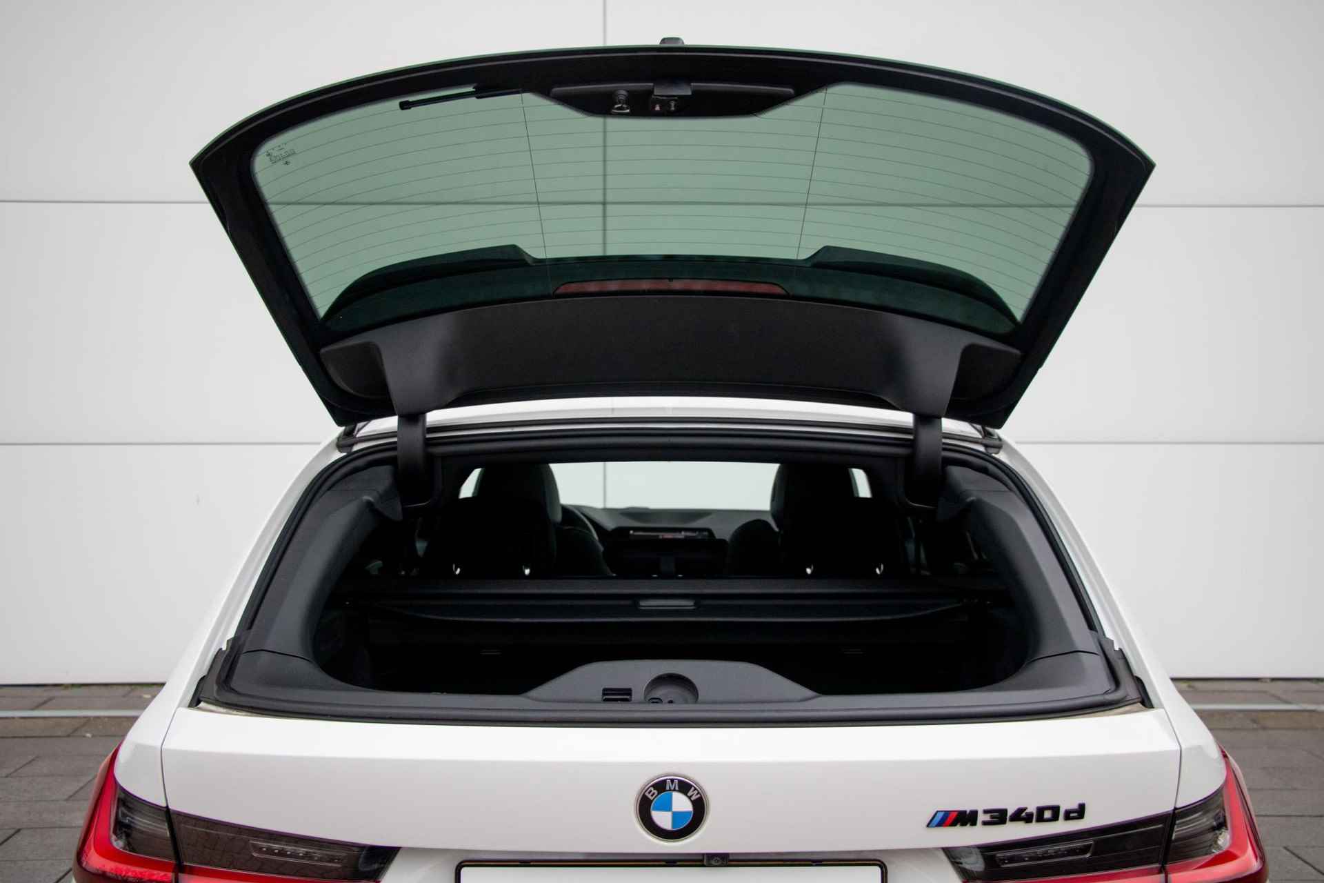BMW 3 Serie Touring M340d xDrive M-Sport | Panoramadak elektrisch | BMW Laserlicht | Head-Up Display - 25/33
