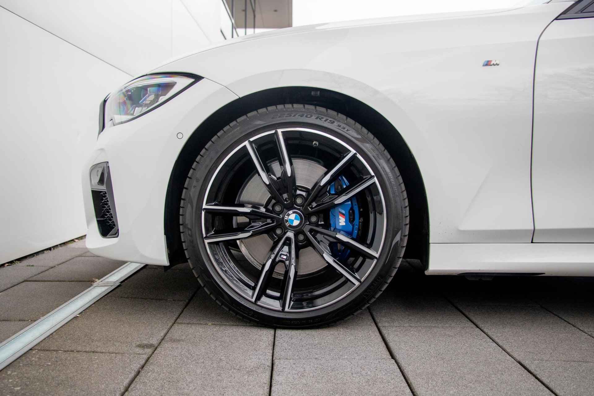 BMW 3 Serie Touring M340d xDrive M-Sport | Panoramadak elektrisch | BMW Laserlicht | Head-Up Display - 29/33