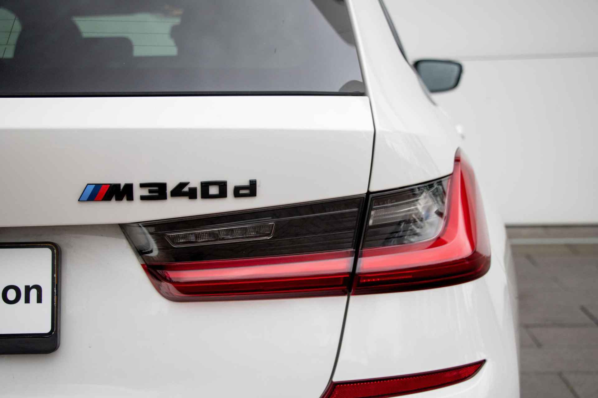 BMW 3 Serie Touring M340d xDrive M-Sport | Panoramadak elektrisch | BMW Laserlicht | Head-Up Display - 32/33