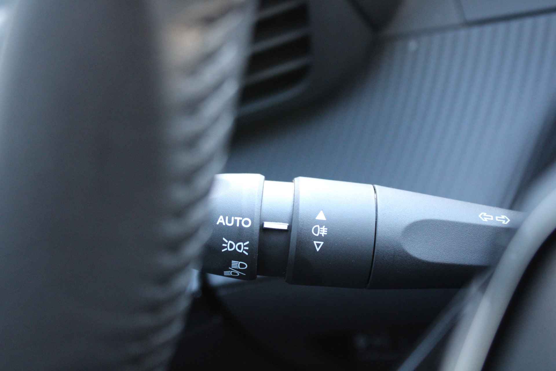 Peugeot 2008 1.2 PureTech 100PK Allure Navigatie, Camera Achter, Draadloze telefoonlader, Parkeerhulp voor en achter - 20/45