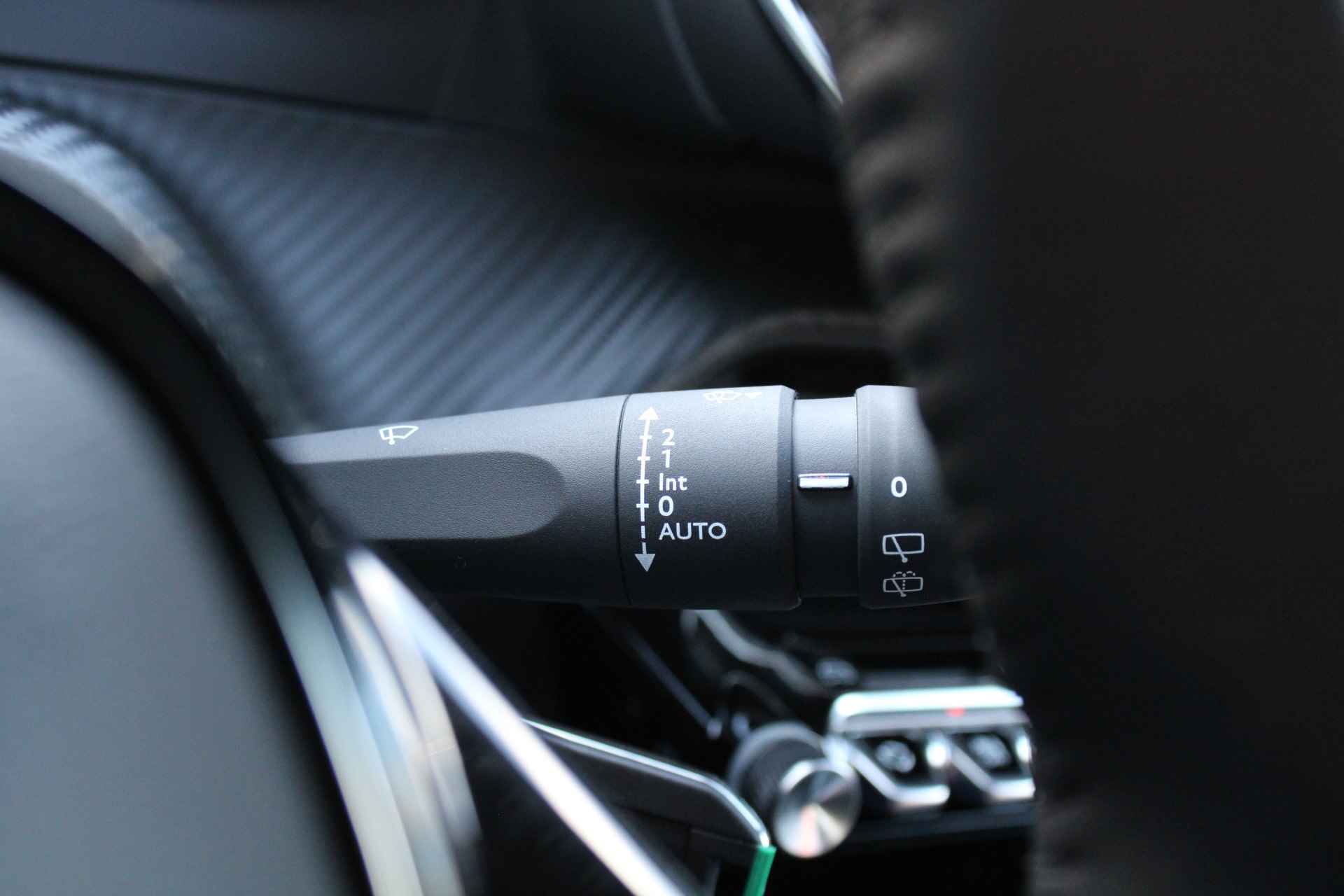 Peugeot 2008 1.2 PureTech 100PK Allure Navigatie, Camera Achter, Draadloze telefoonlader, Parkeerhulp voor en achter - 21/45