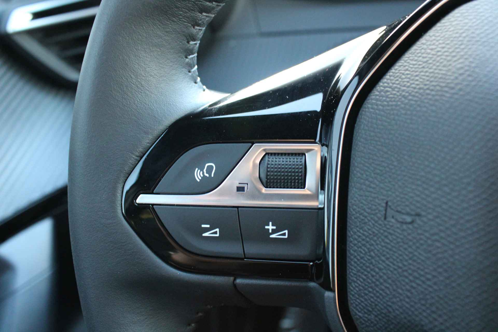 Peugeot 2008 1.2 PureTech 100PK Allure Navigatie, Camera Achter, Draadloze telefoonlader, Parkeerhulp voor en achter - 22/45