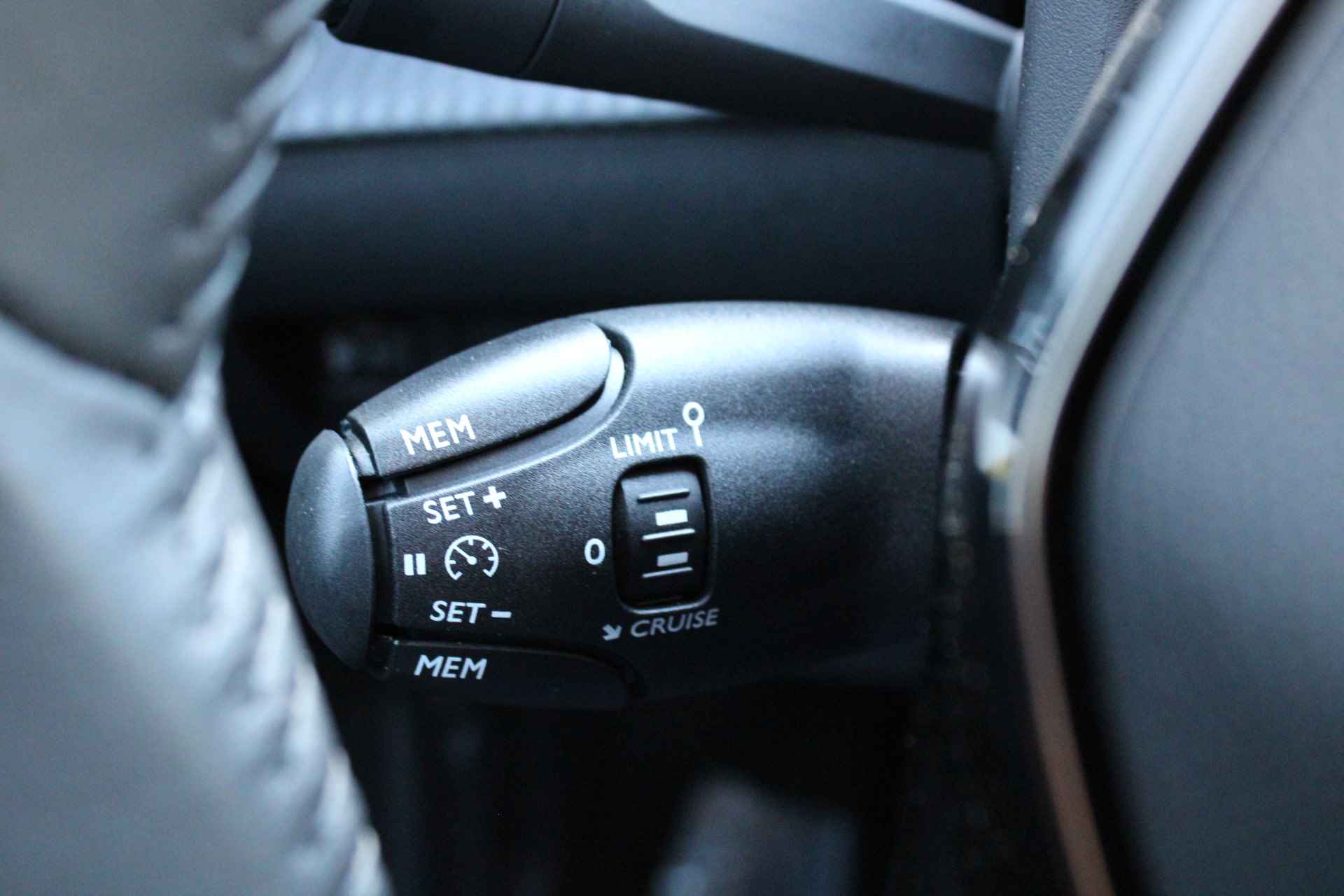 Peugeot 2008 1.2 PureTech 100PK Allure Navigatie, Camera Achter, Draadloze telefoonlader, Parkeerhulp voor en achter - 24/45