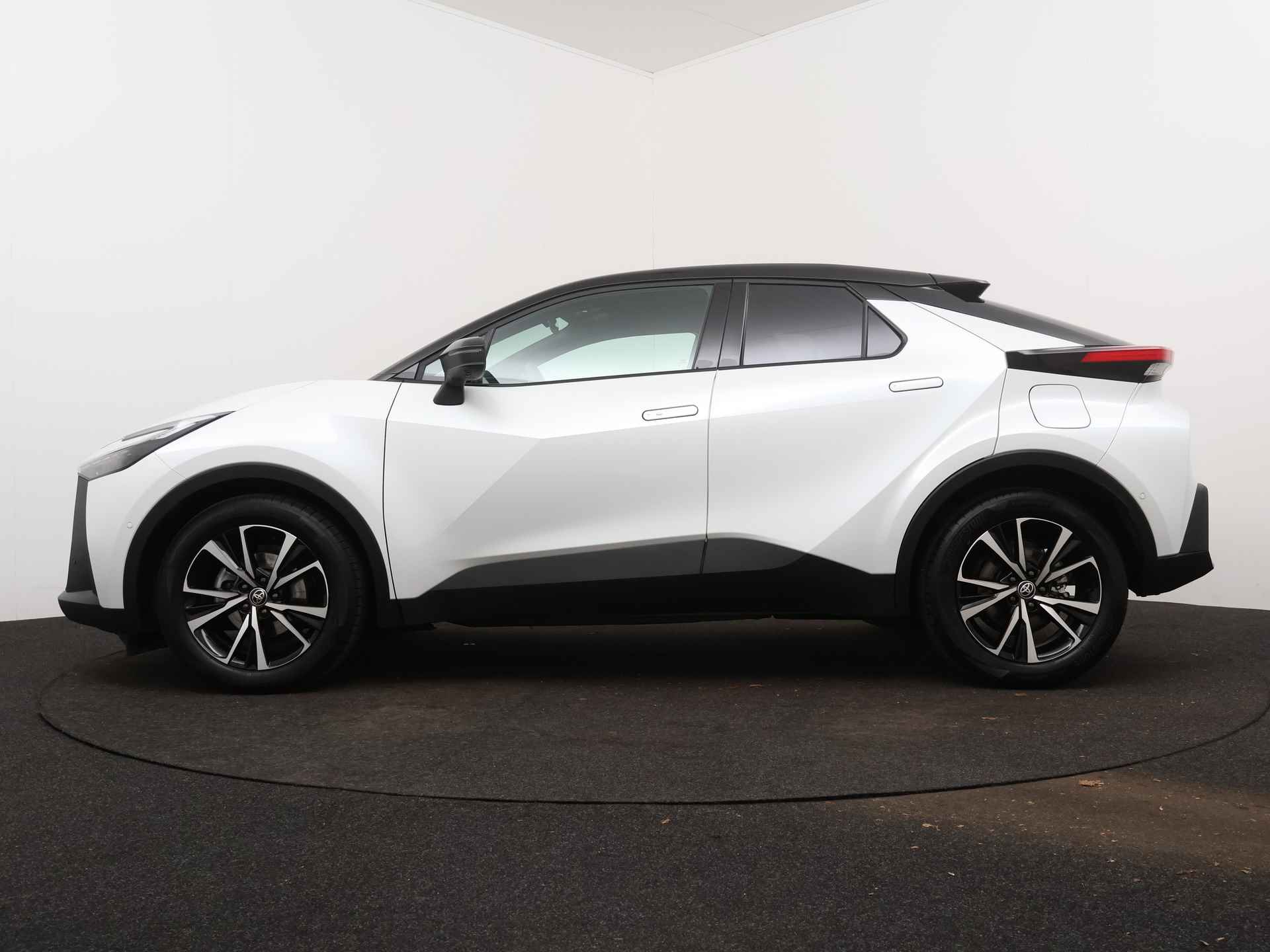 Toyota C-HR 1.8 Hybrid 140 First Edition | 360° Camera | Parkeersensoren | Navigatie | Elektrisch bedienbare achterklep | - 4/45