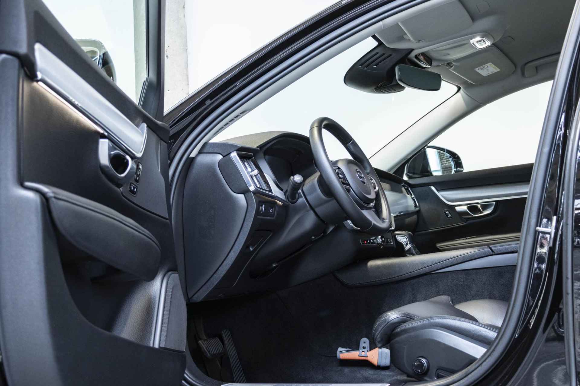 Volvo V90 T5 Automaat Momentum | Lederen bekleding | Stoelverwarming | Parkeercamera | Parkeersensoren voor + achter | Apple carplay/ Android auto | elektrisch bedienbare achterklep | BLIS | - 18/40