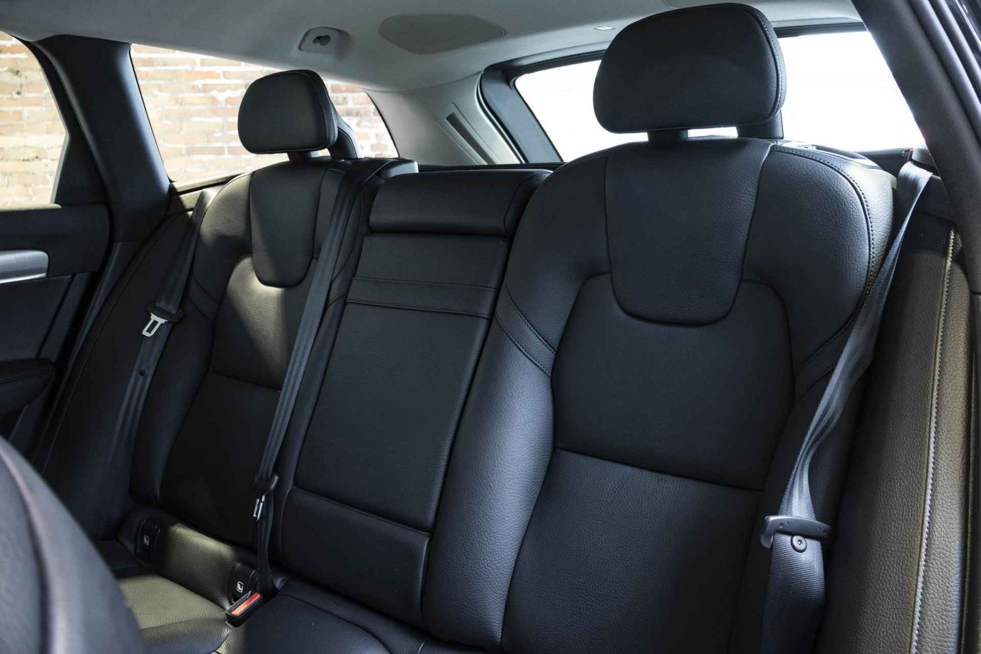 Volvo V90 T5 Automaat Momentum | Lederen bekleding | Stoelverwarming | Parkeercamera | Parkeersensoren voor + achter | Apple carplay/ Android auto | elektrisch bedienbare achterklep | BLIS | - 20/40