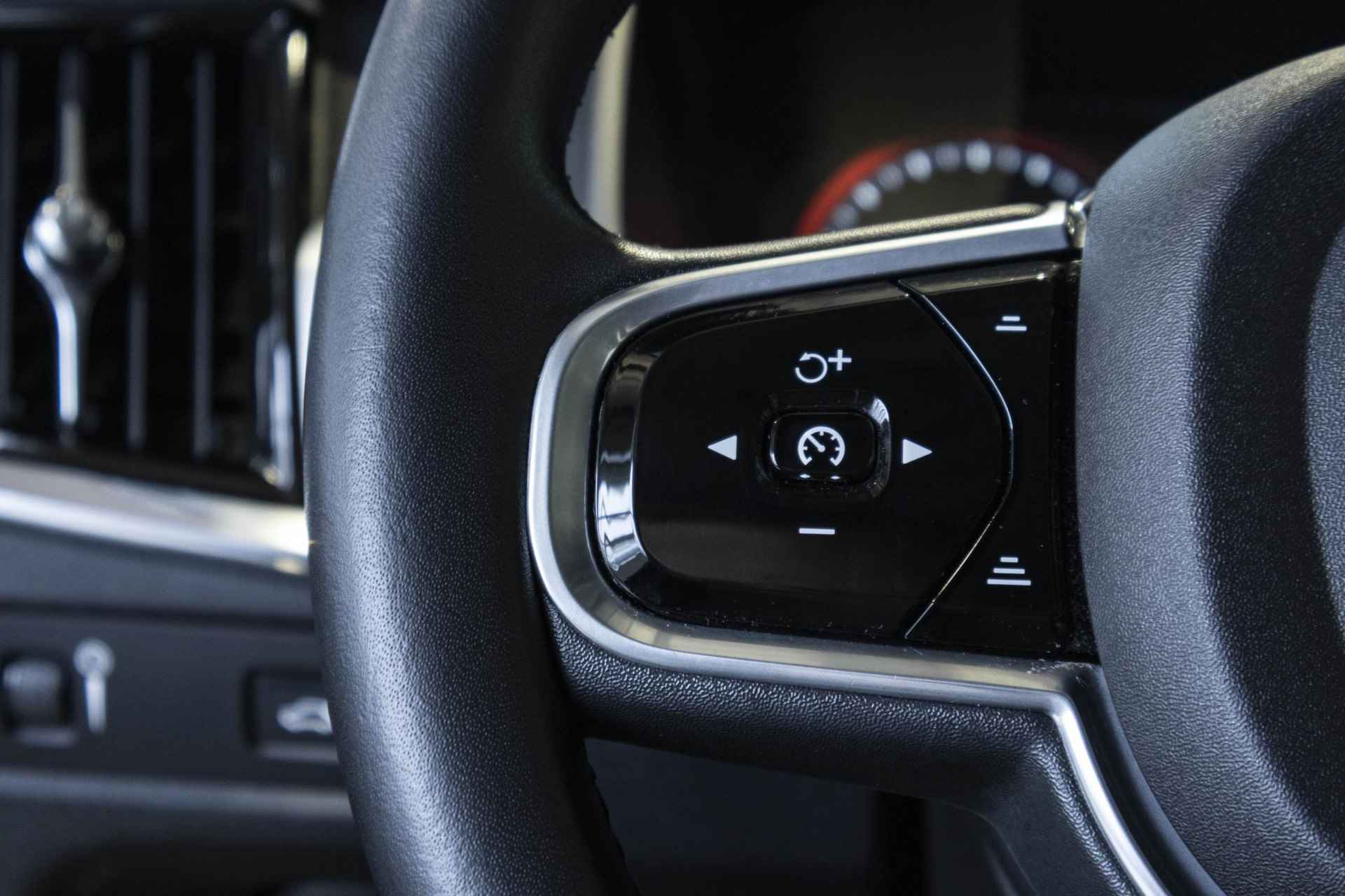 Volvo V90 T5 Automaat Momentum | Lederen bekleding | Stoelverwarming | Parkeercamera | Parkeersensoren voor + achter | Apple carplay/ Android auto | elektrisch bedienbare achterklep | BLIS | - 24/40