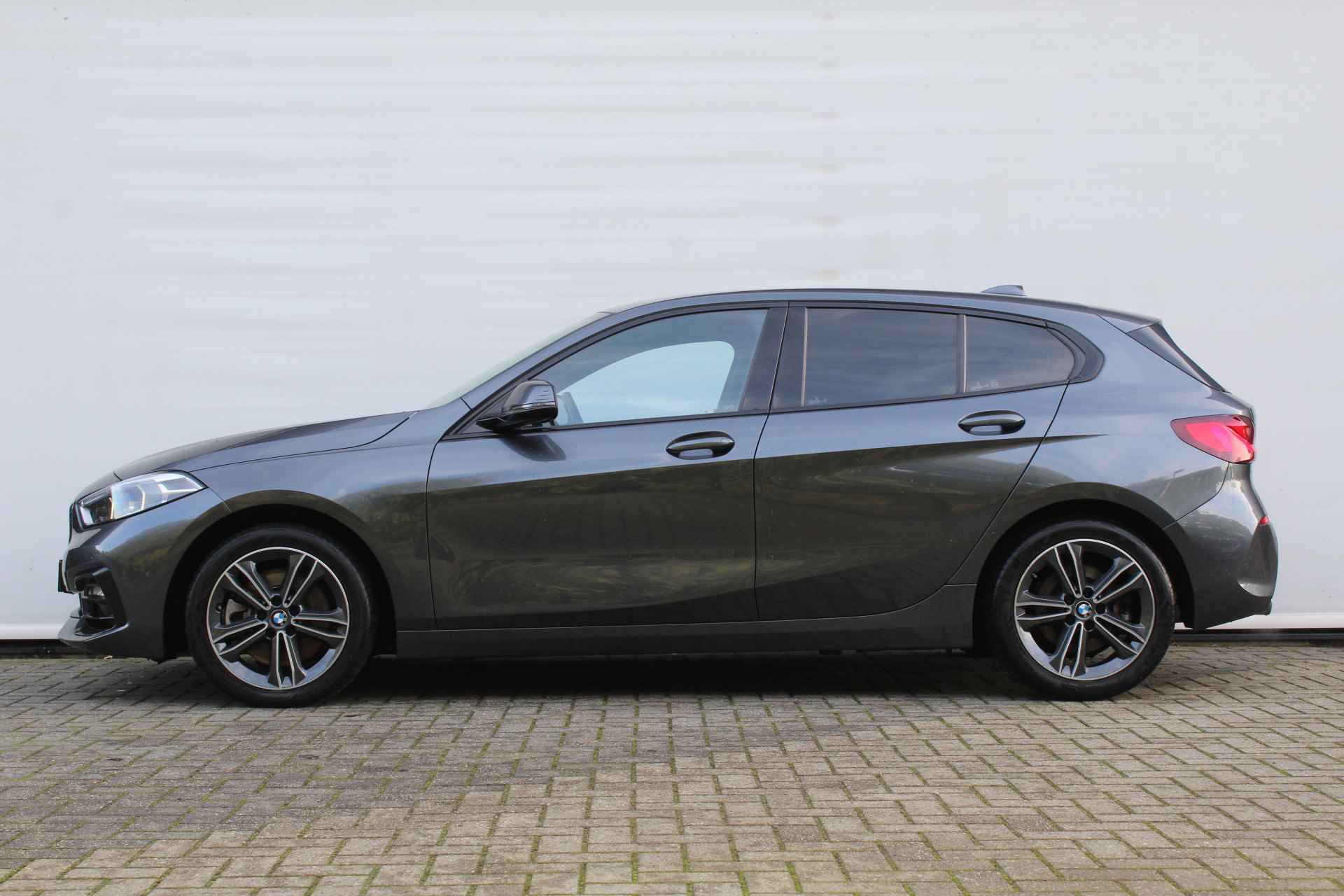 BMW 1-serie 120i Executive Automaat / Sportstoelen / Adaptieve LED / M Sportonderstel / Live Cockpit Professional - 6/30