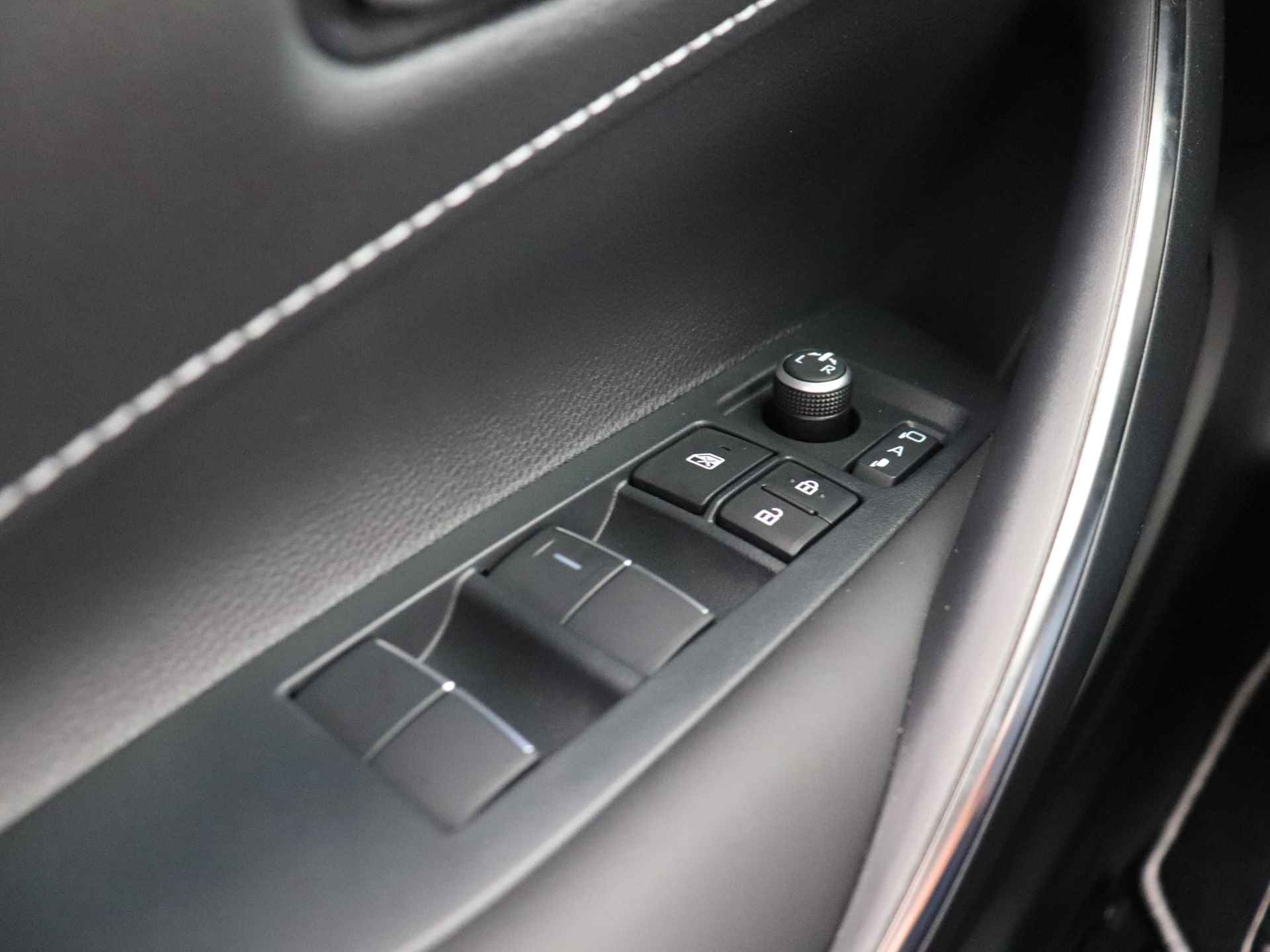Toyota Corolla Touring Sports 1.8 Hybrid First Edition | Apple Carplay | Android Auto | Parkeersensoren | Half leder | - 24/44