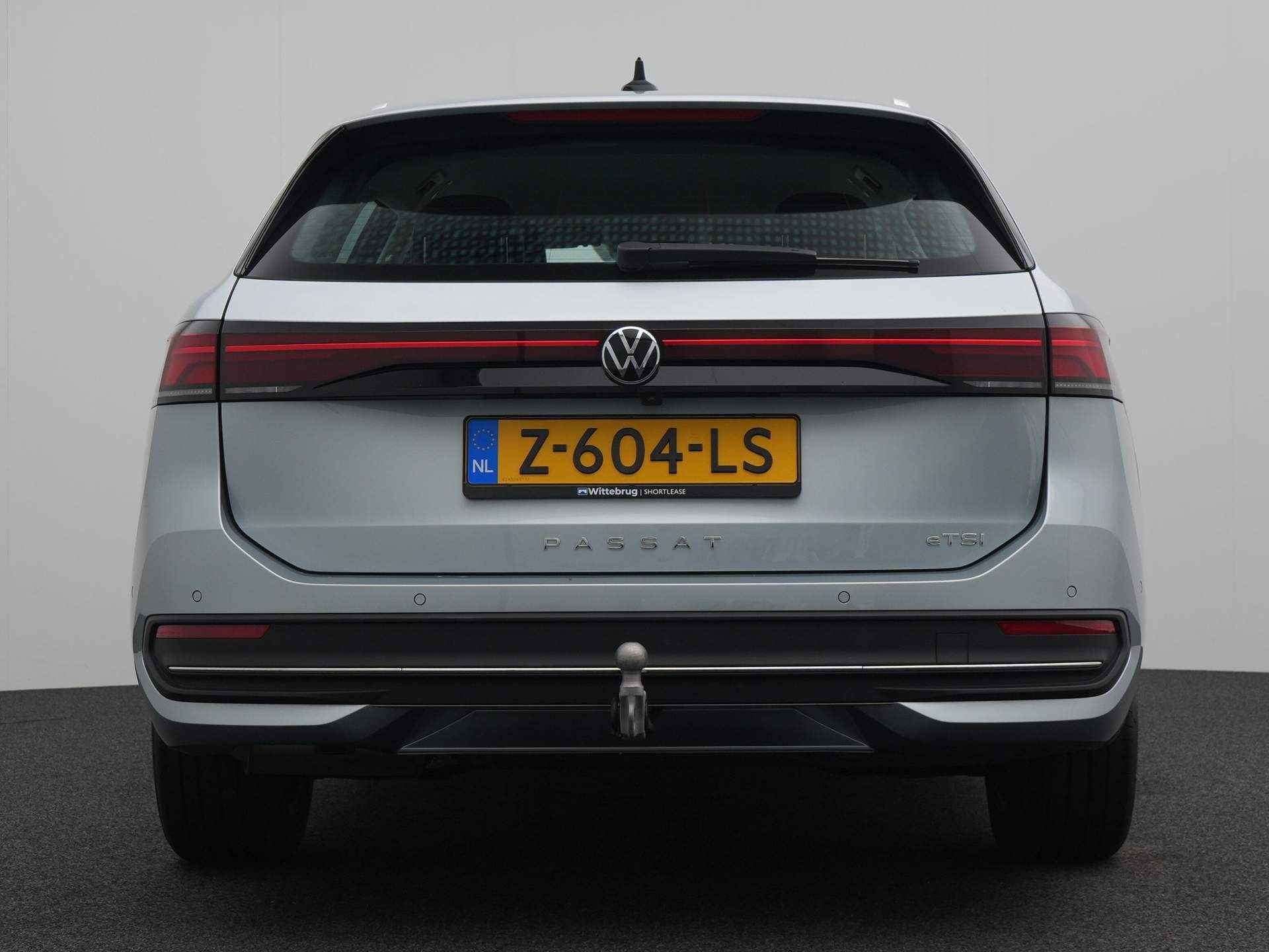 Volkswagen Passat Variant 1.5 eTSI Business / AUTOMAAT/ GARANTIE TM 05-2028/ 7.000 KM/ TREKHAAK/ CAMERA/ PARK. SENSOREN/ LED/ ERGO ACTIVE/ DODE HOEK/ STOEL-STUUR VERWARM./ ADAPT. CRUISE/ APP CONNECT/ NAVI/ CLIMA/ DAB - 36/43